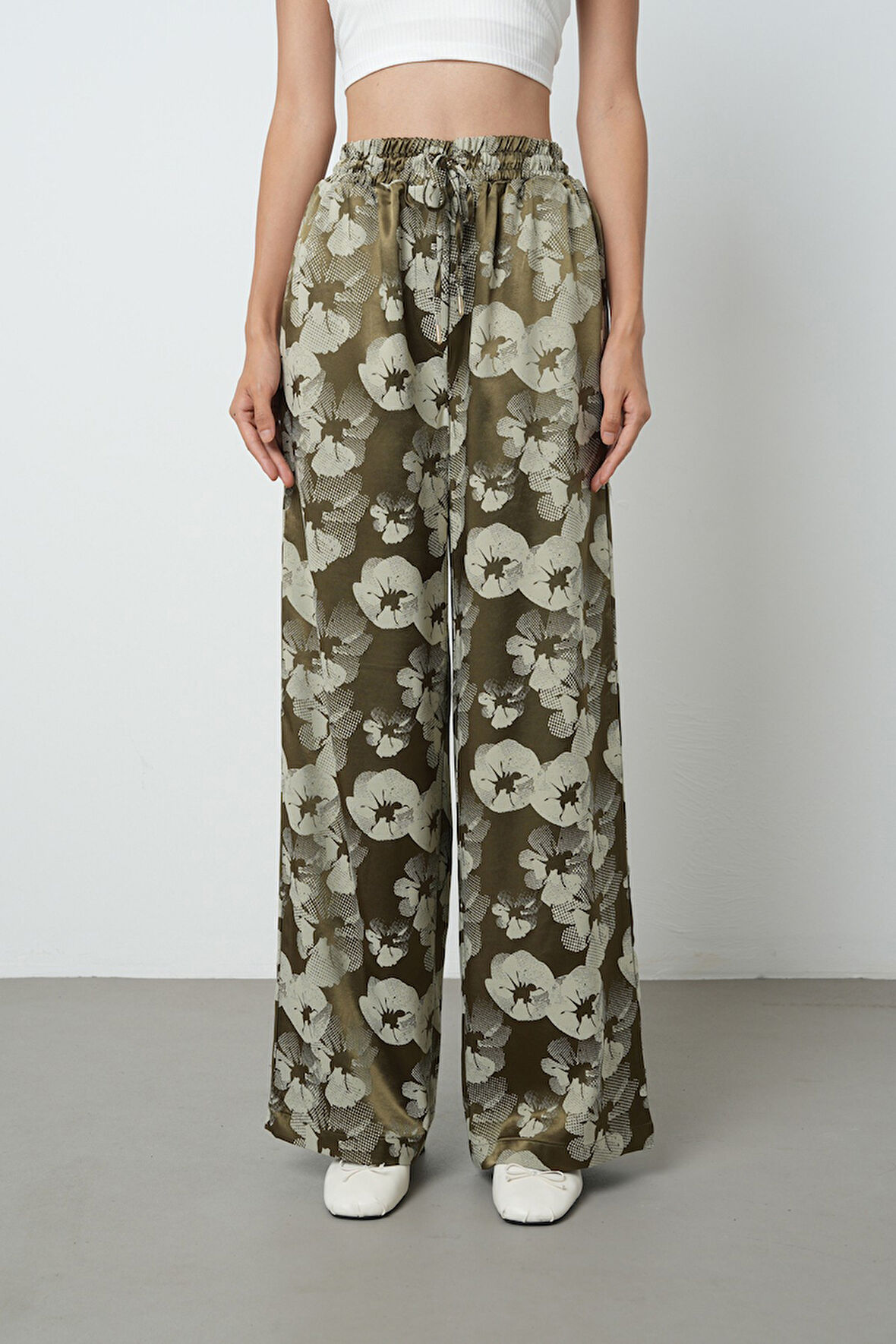 Kadın Haki - Bej Renk Desenli Bol Paça Beli Lastikli Pantolon