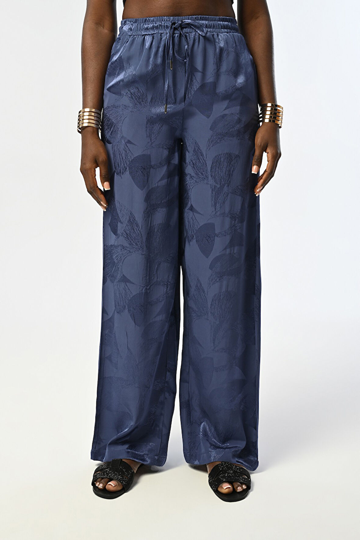 Kadın İndigo Renk Çiçek Ve Yaprak Desenli Bol Paça Beli Lastikli Pantolon