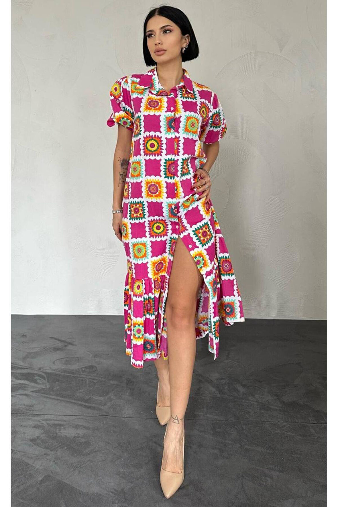 Hakim yaka renkli çiçek desenli önden düğmeli elbise