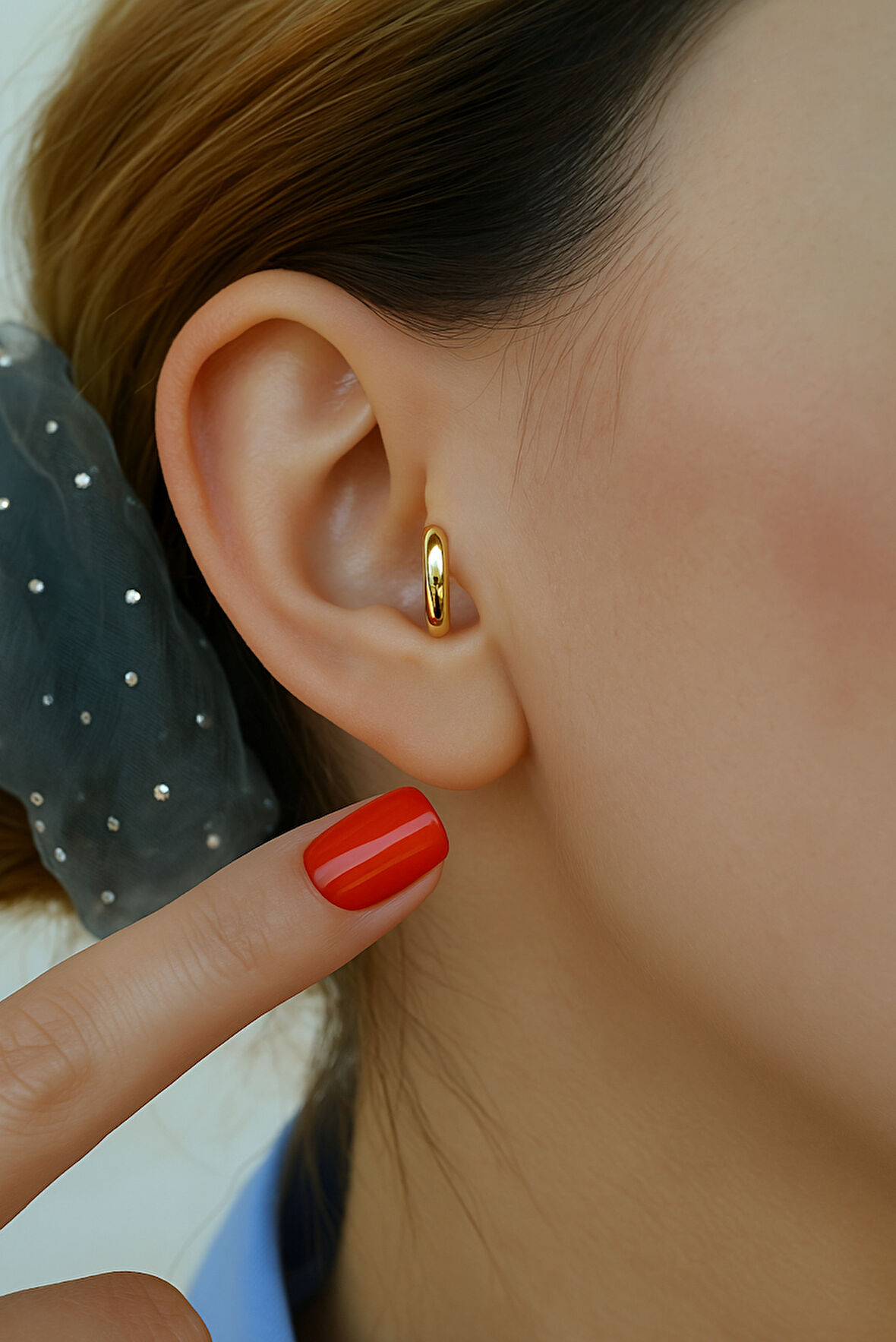 Oval Halka Gold Piercing – 6 mm | Mini Düz Model | Tragus, Daith, Forward Helix, Kıkırdak