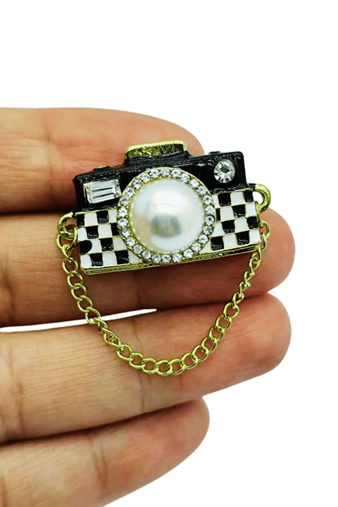 Kamera Figürlü İncili Broş – Fotoğraf Tutkunlarına Özel Zarif ve Şık Aksesuar