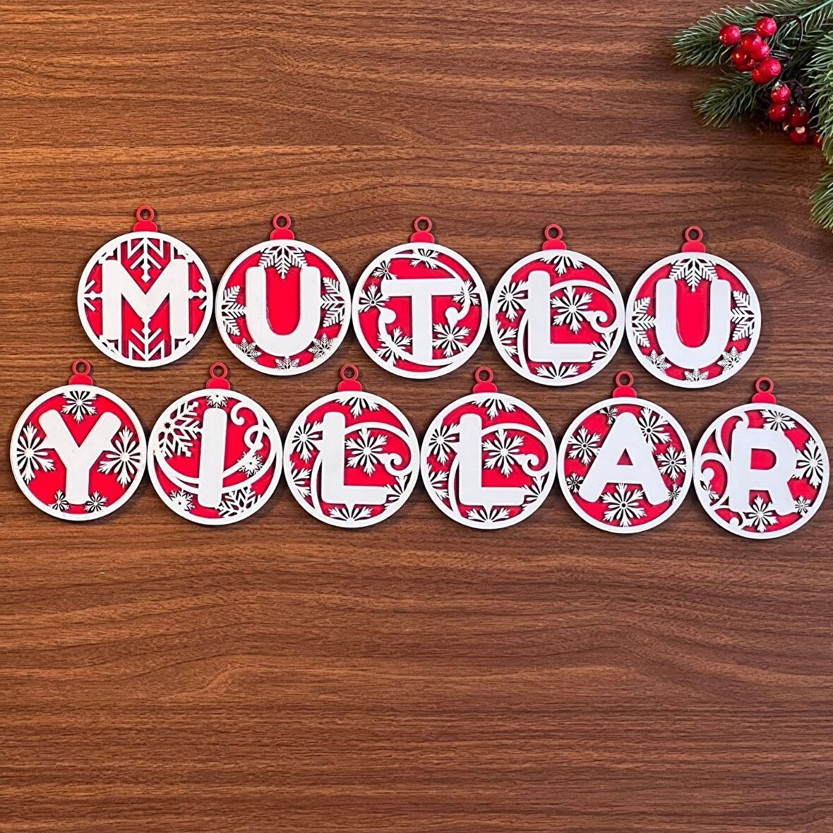 PratikAI 11 Harfli Kırmızı Beyaz İpli "MUTLU YILLAR" Yazılı Ahşap Yılbaşı Ağaç Süsü