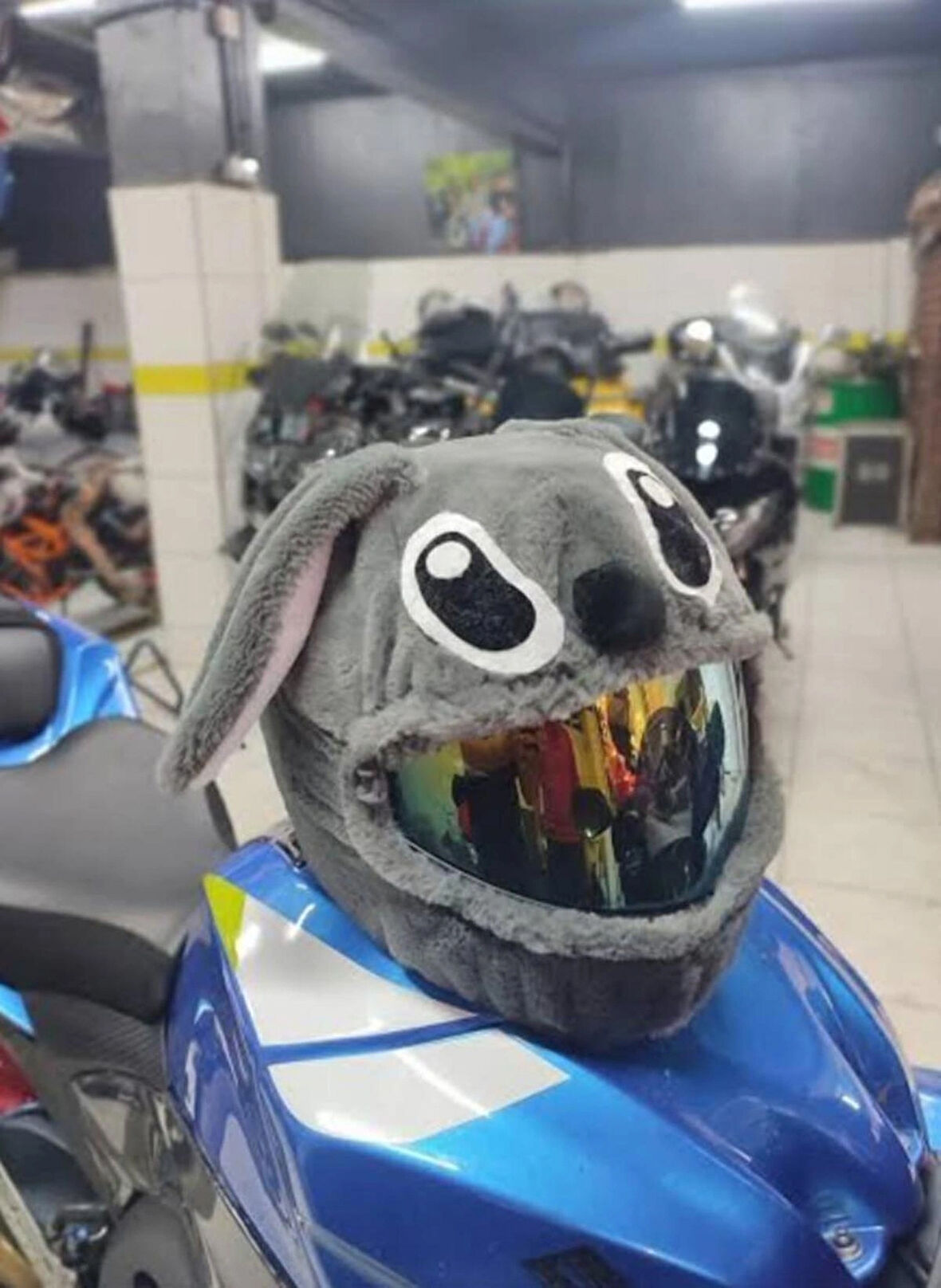 Gri tavşan kask kılıfı aksesuarı