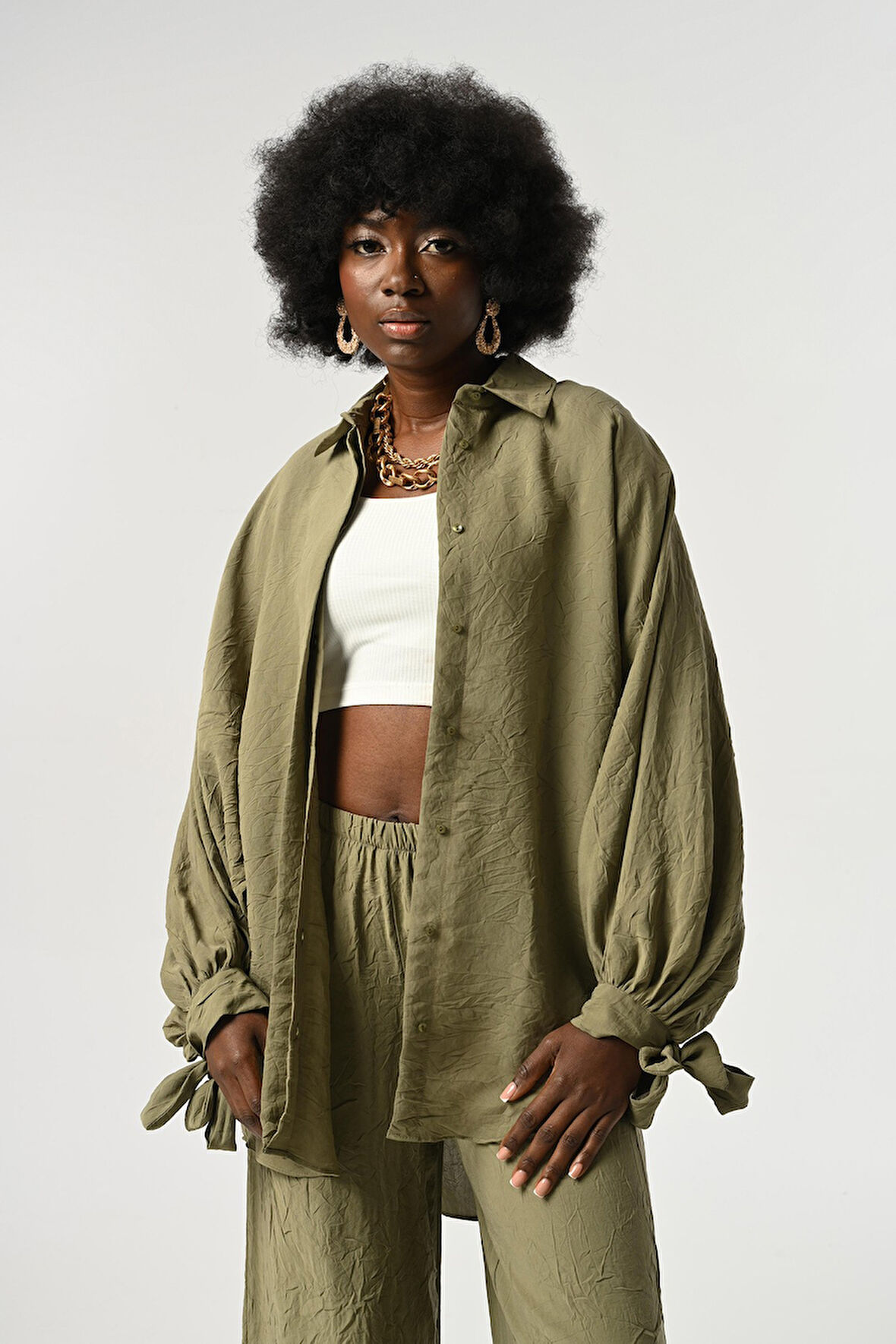 KADIN KOLLARI BAĞLAMA DETAYLI KIRIŞIK KUMAŞ DÜZ RENK OVERSİZE GÖMLEK