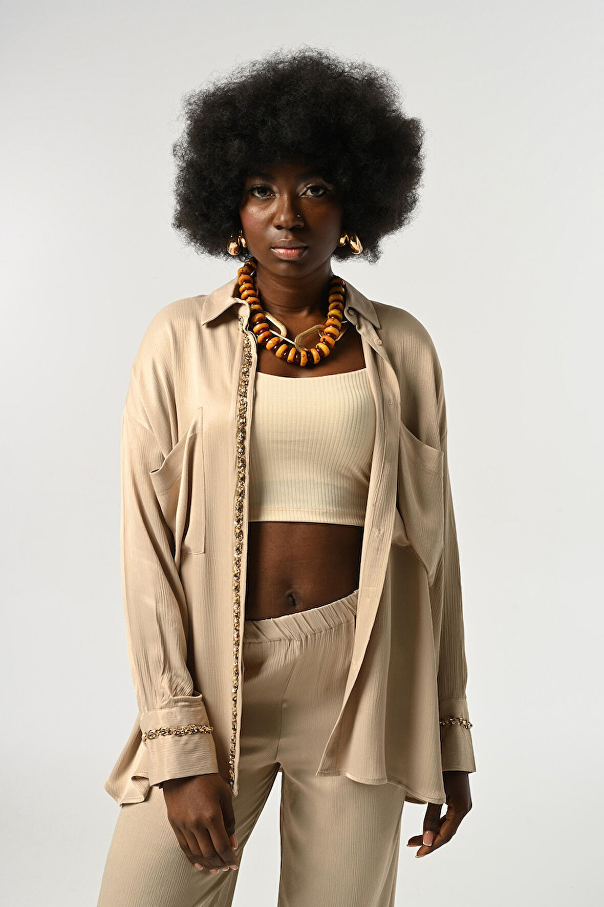 KADIN ÖNÜ VE KOLLARI TAŞ-PUL İŞLEMELİ DÜZ RENK GÖMLEK