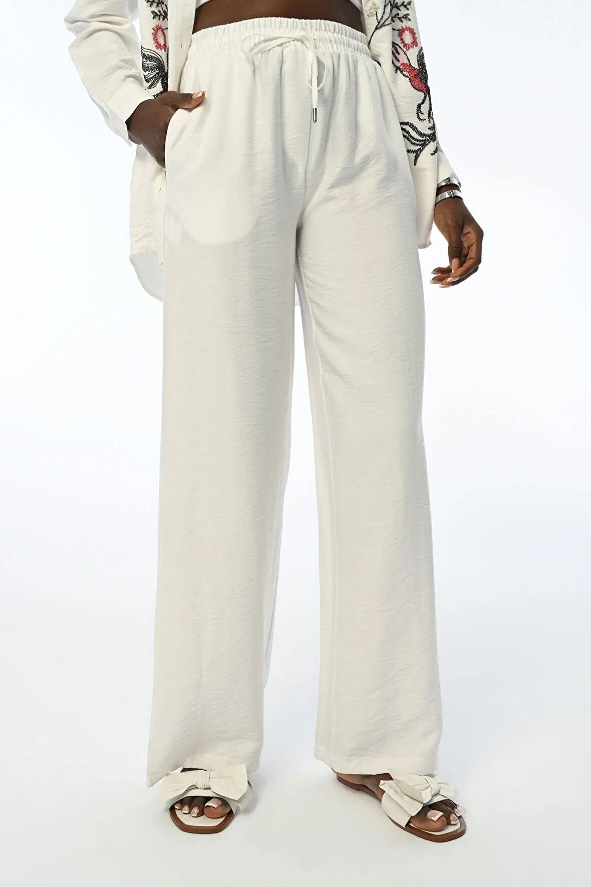 KADIN BELİ LASTİKLİ RAHAT KALIP BOL PAÇA DÜZ RENK PANTOLON