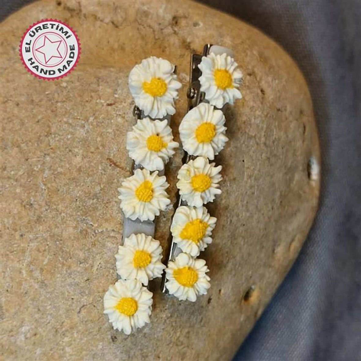 Uretti - Hülya 6683 5602 El Yapımı Polimer Kil Beyaz Papatya Çiçeği Tasarımlı 2'li Yan Saç Tokası / 6,5 Cm