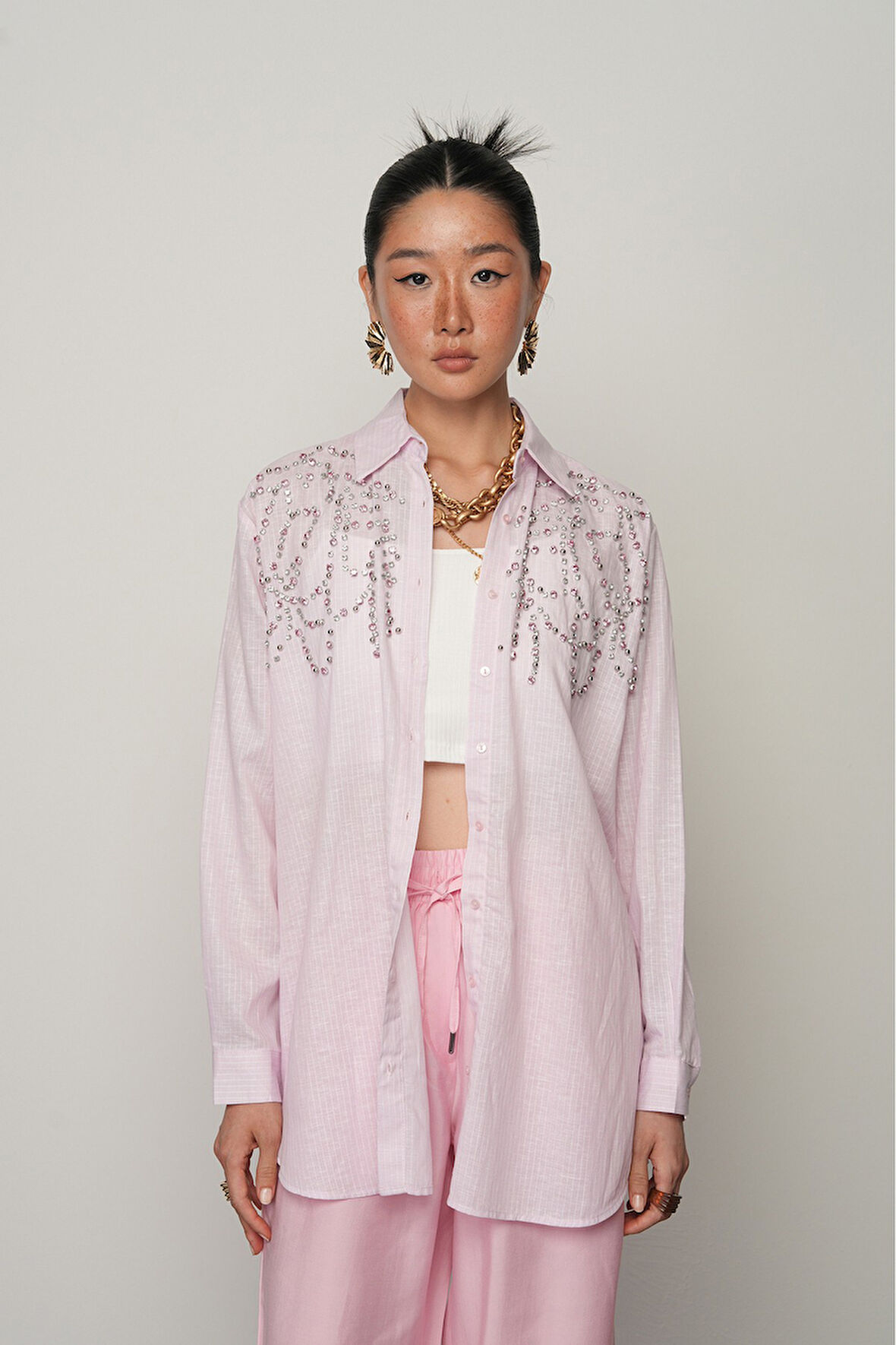 KADIN ÖNÜ TAŞ İŞLEMELİ PEMBE RENK ÇİZGİLİ OVERSİZE GÖMLEK