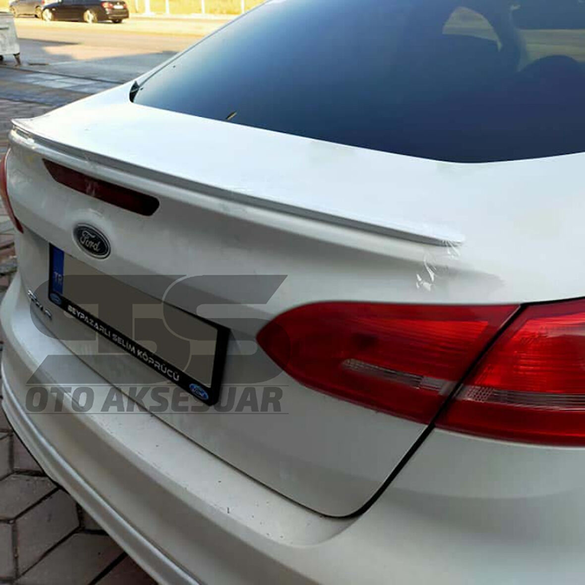 Ford Focus 3- 3,5 Bagaj Üstü Slim Spoiler Piano Black Parlak Beyaz