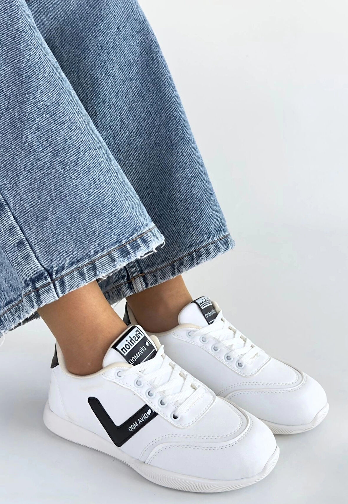 BİÇOMİ Jowen Beyaz Cilt Siyah Detaylı Bağcıklı Spor Ayakkabı