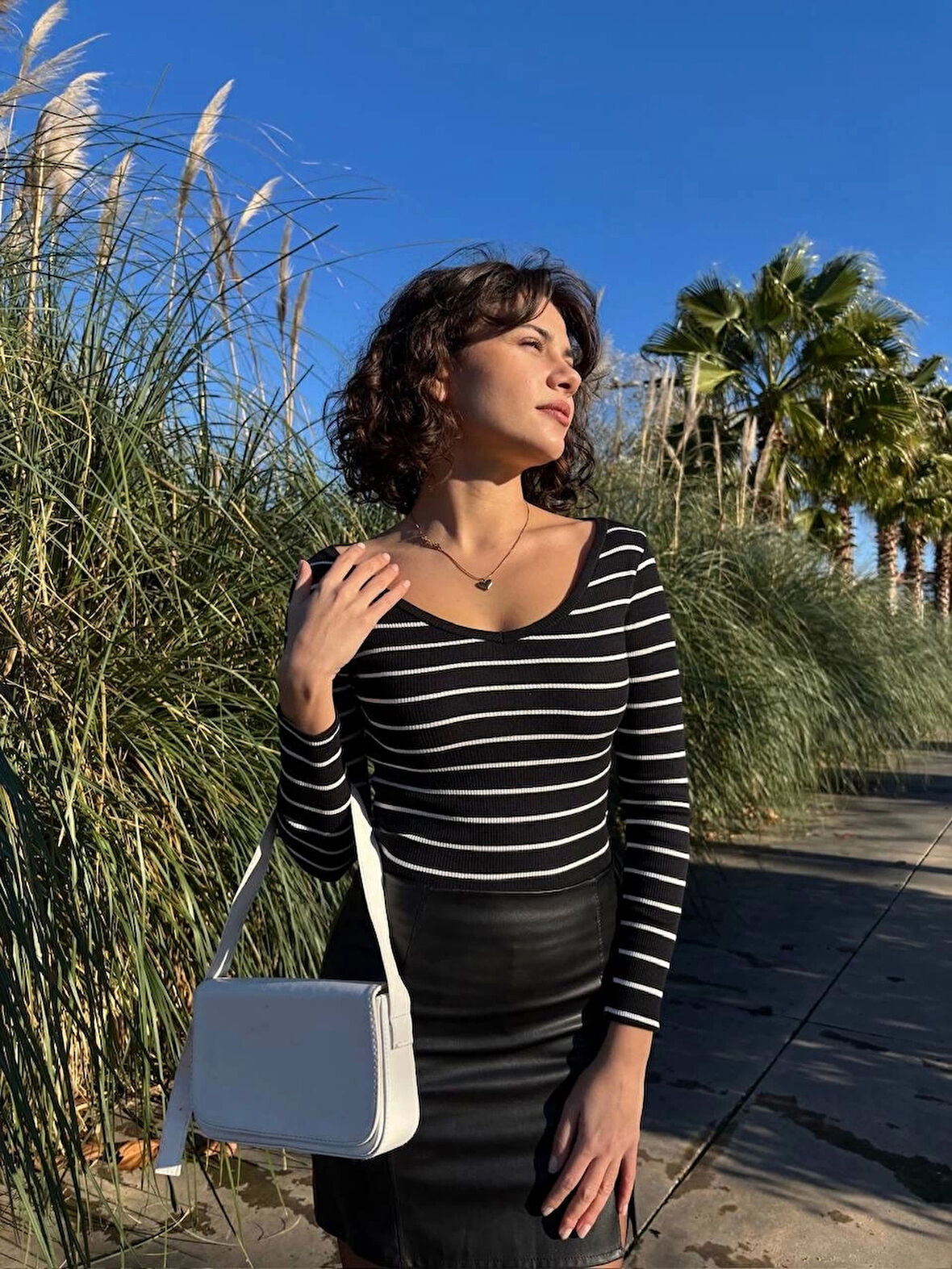 BİÇOMİ V yaka çizgili bluz siyah A3699