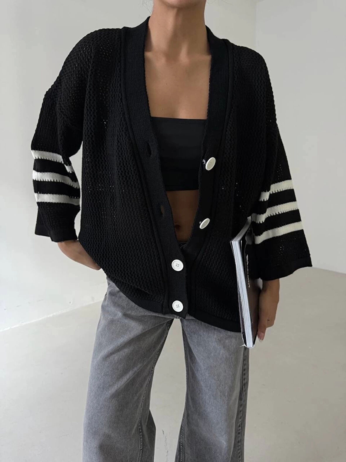 BİÇOMİ Büyük düğmeli salaş triko hırka siyahbeyaz