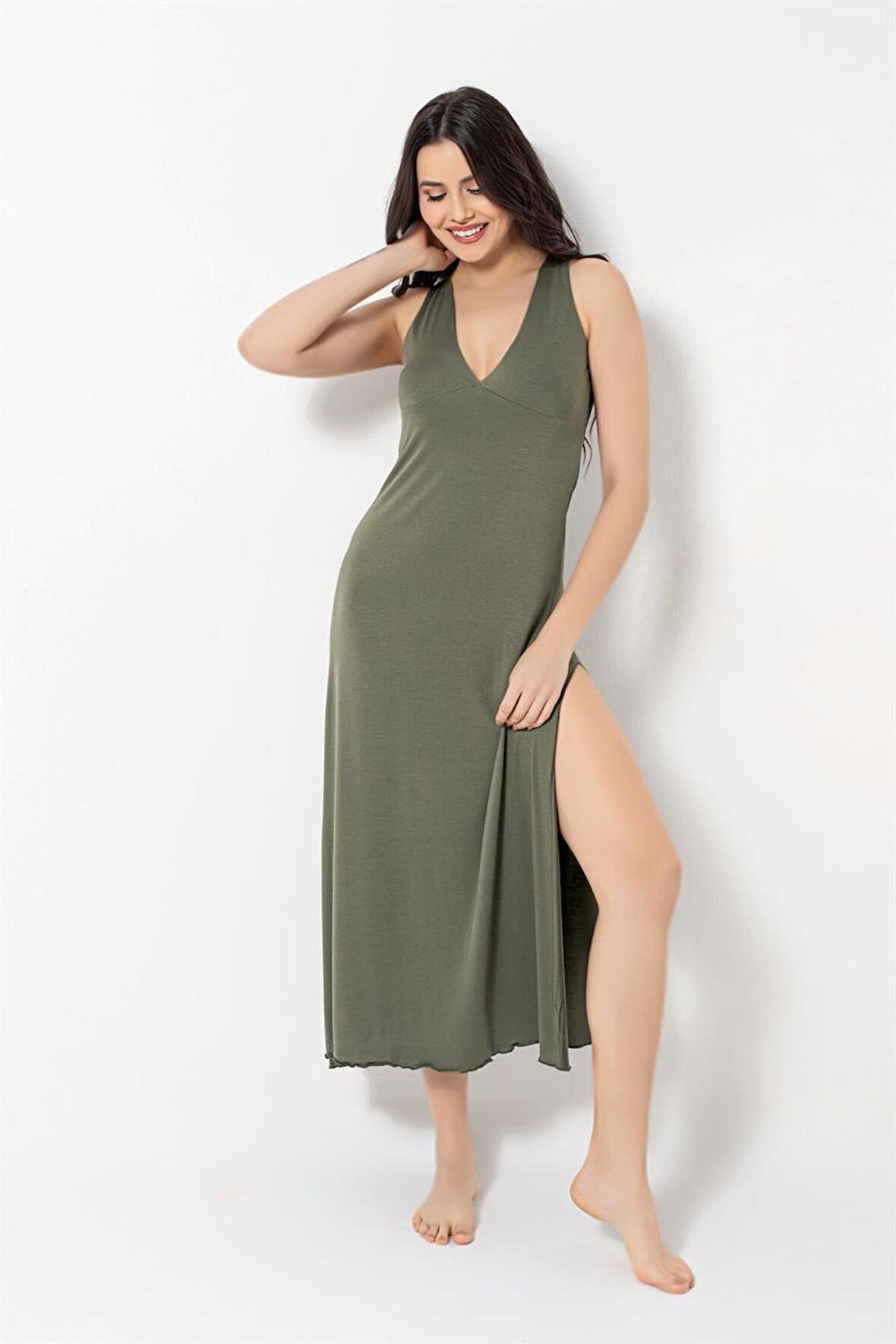 Göğüs ve Sırt Dekoteli Brode Dantelli Yırtmaçlı Gecelik