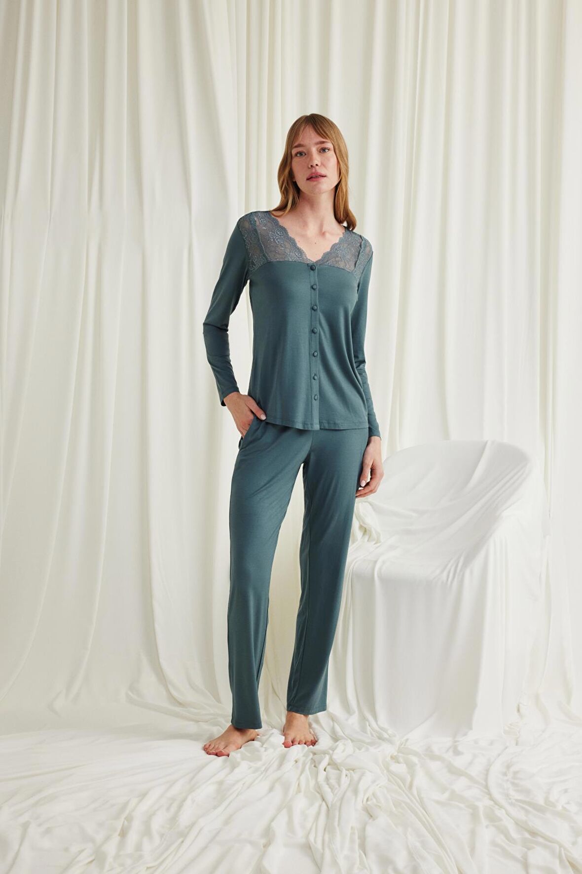 Monamise Kadın Yakası Omzu ve Paçası Dantelli Boydan Düğmeli Pijama Takımı 18537 