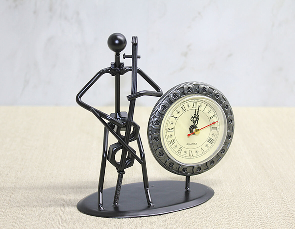 Metal Saatli Keman Çalan Müzisyen