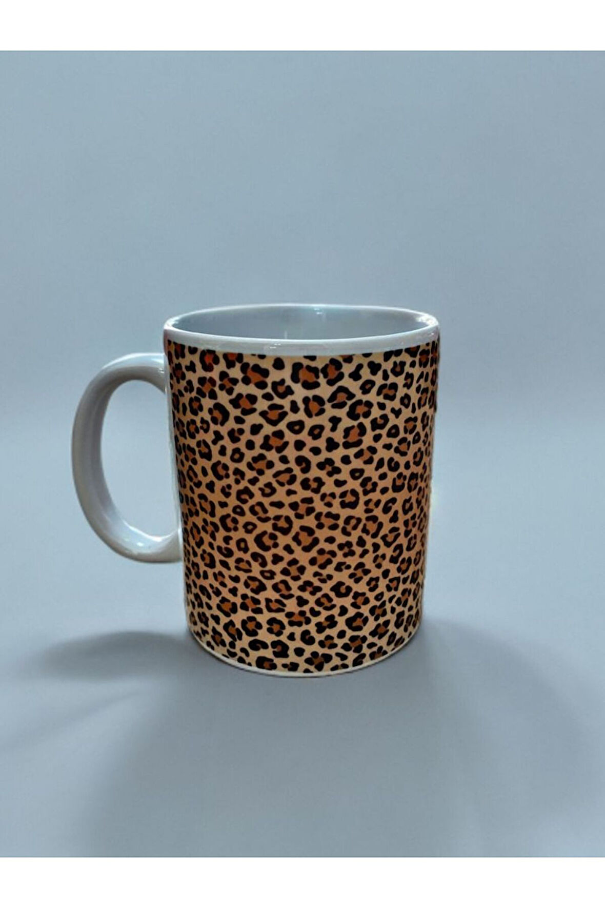 Leopar desenli kupa. 1. kalite porselen. bulaşık makinesinde yıkanmaya uygun. Solma yapmaz.