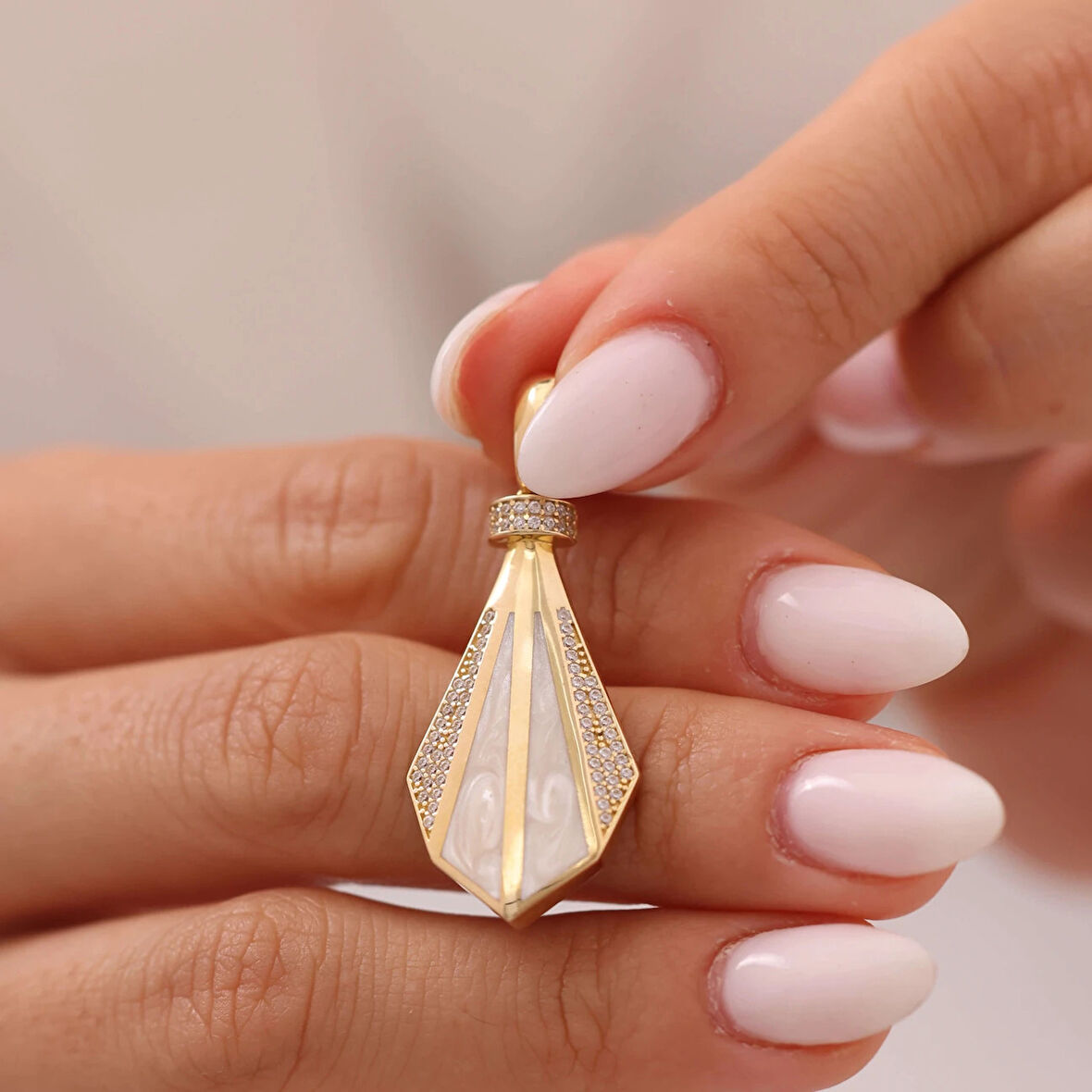 Nisera Beyaz Mine Altın Kolye Ucu