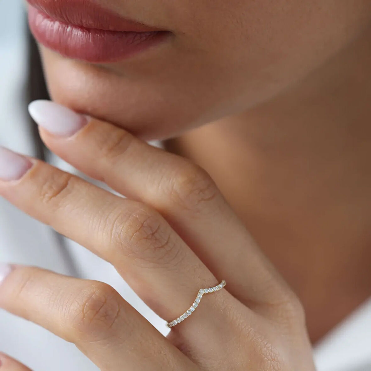 V Tasarım Taşlı Altın Yüzük