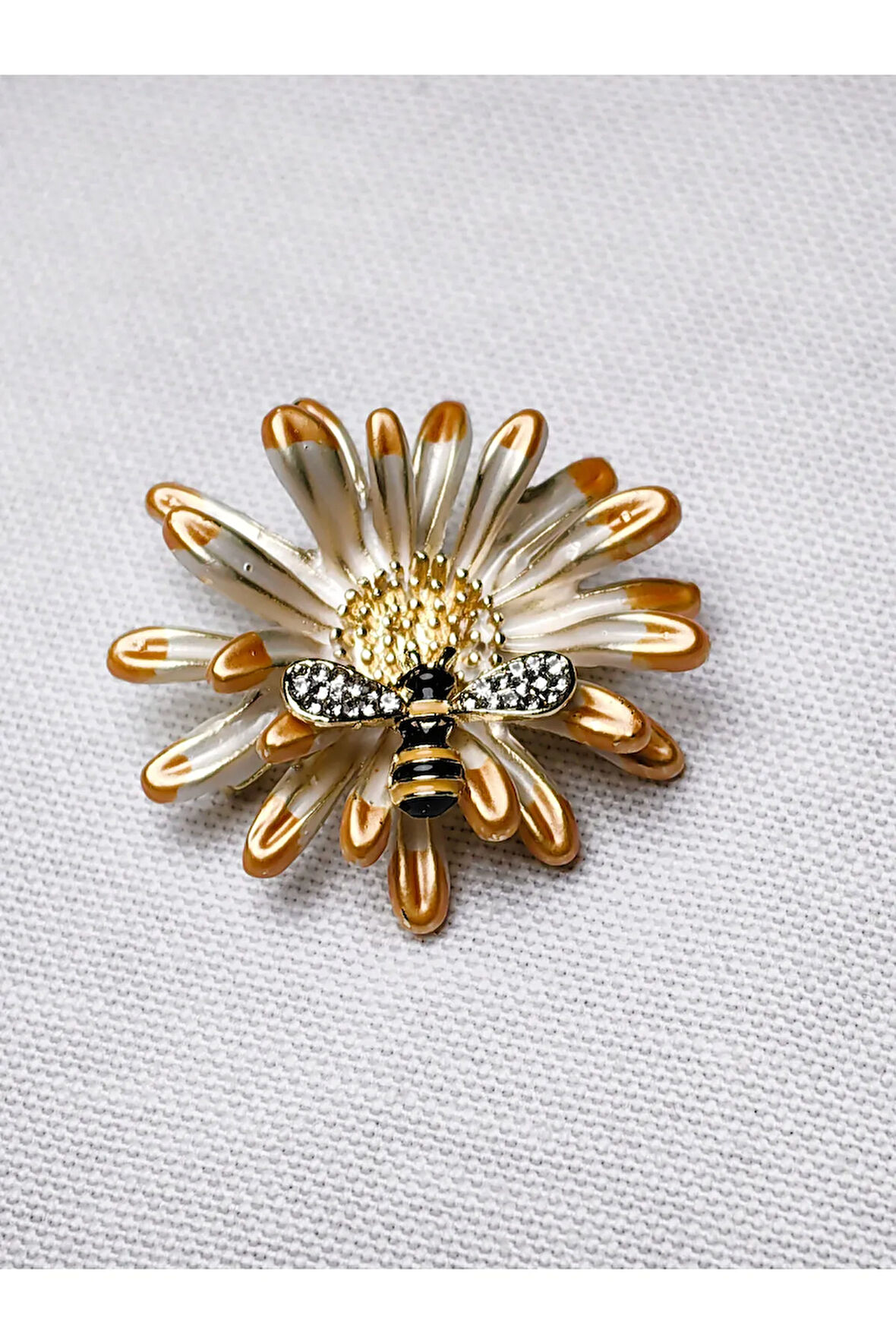 Taşlı Arı Figürlü Papatya Broş – Gold Detaylı Doğal Aksesuar