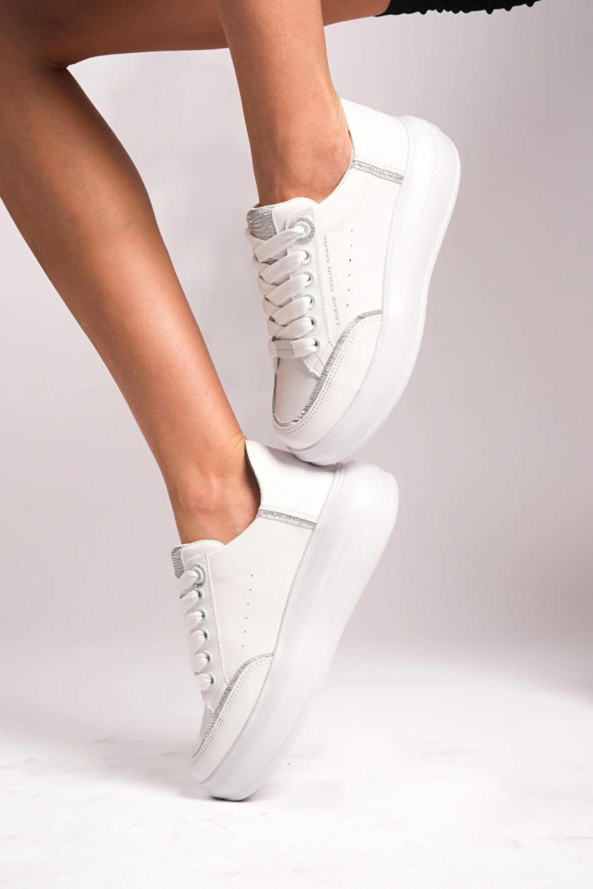 Modaya Uygun Kadın Beyaz Altın Detaylı ve Kalın Tabanlı Spor Ayakkabı 2025 Koleksiyonu BEYAZ GÜMÜŞ / 38