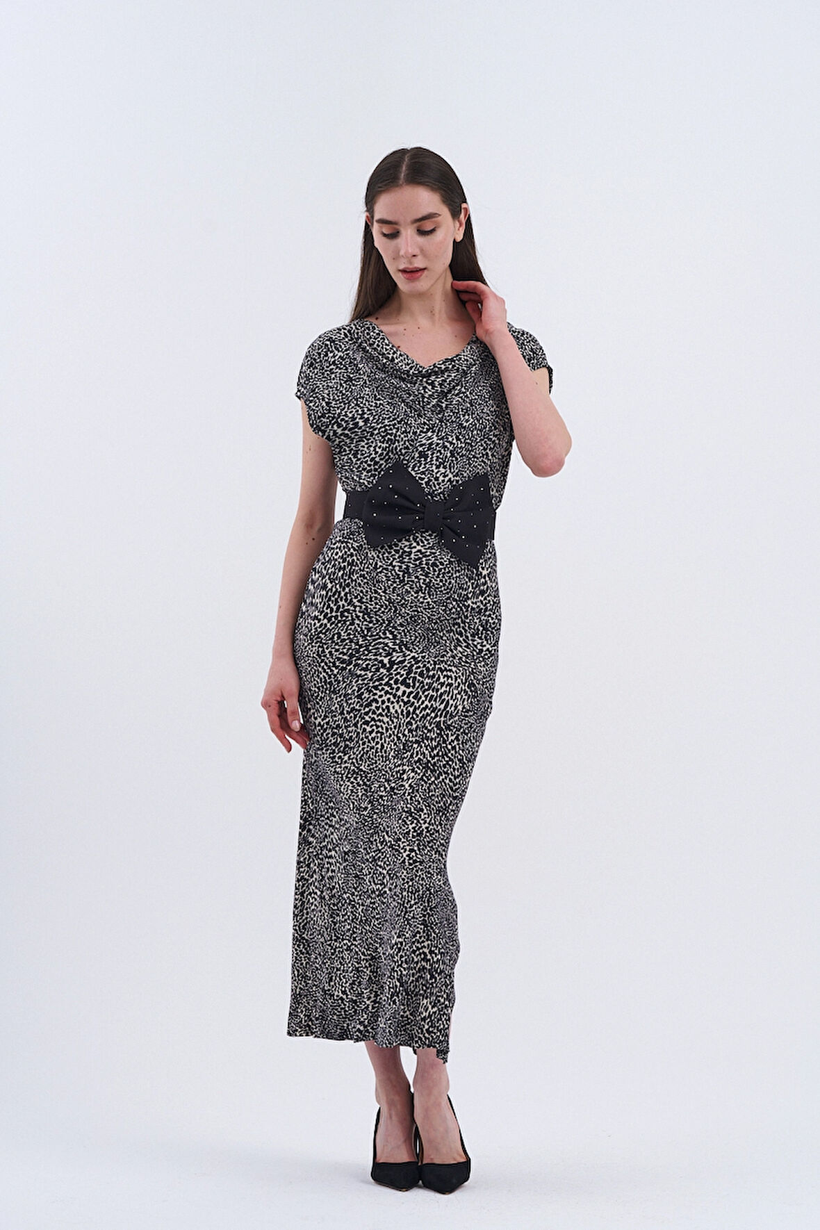 Trend Kadın Uzun Elbisemizle Şıklığı Hisset! Bel Kısmındaki Büyük Siyah Fiyonk Detayıyla Sofistike Bir Hava Yaratıyor.