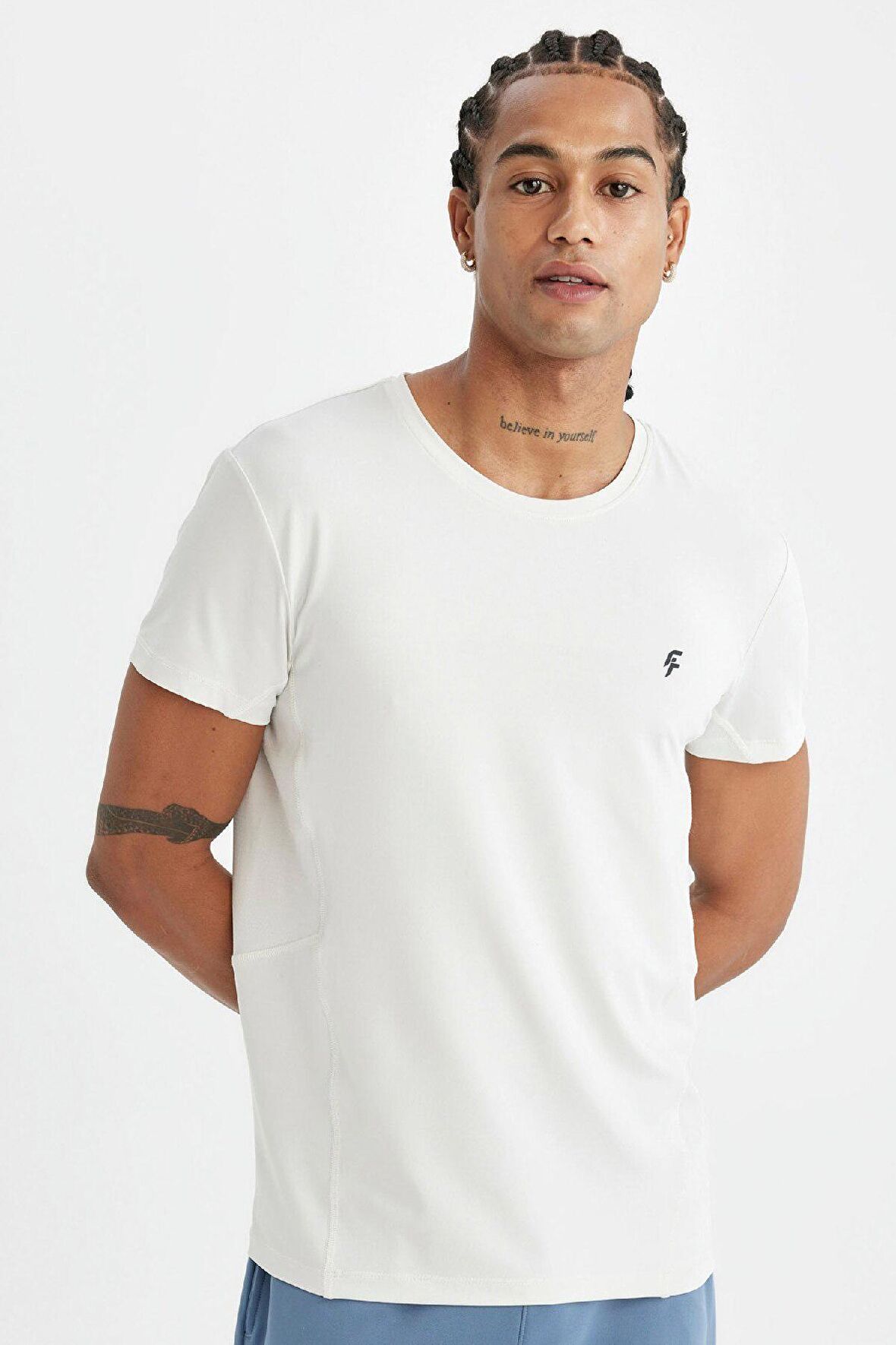 DeFactoFit Beyaz Slim Fit Dar Kesim Bisiklet Yaka Sporcu Kısa Kollu Tişört C9183AX24AUGR493
