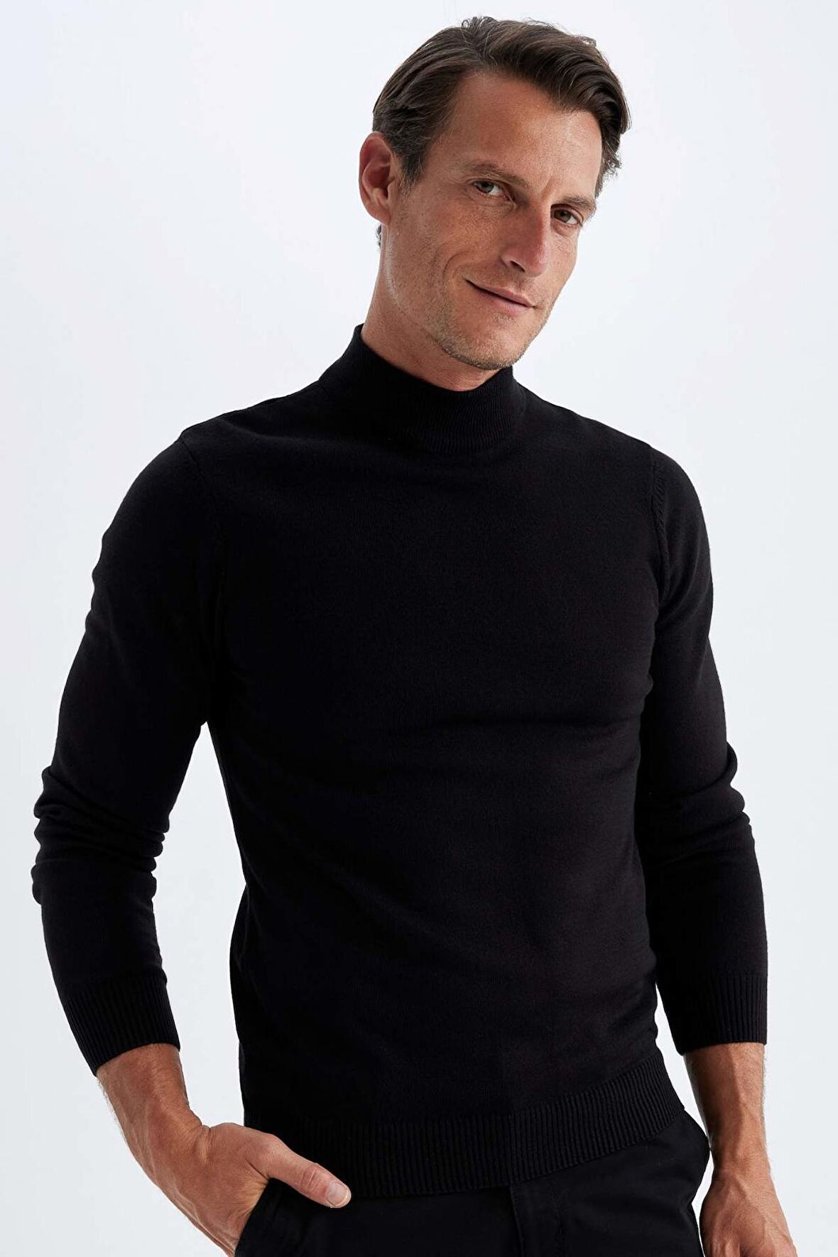 DeFacto Siyah Slim Fit Dar Kesim Yarım Balıkçı Yaka Basic Düz Triko Kazak R1127AZ24WNBK27