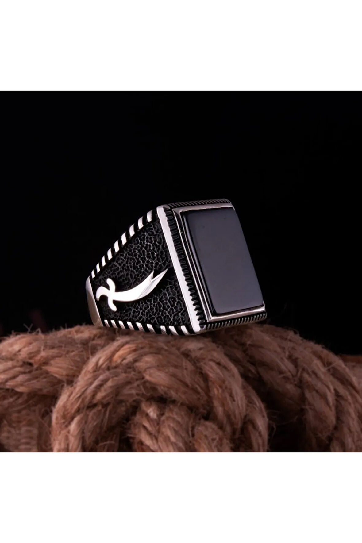 Erkek Gümüş Yüzük Hz. Ali Kılıcı Işlemeli Siyah Oniks Taşlı Erkek Gümüş Yüzük