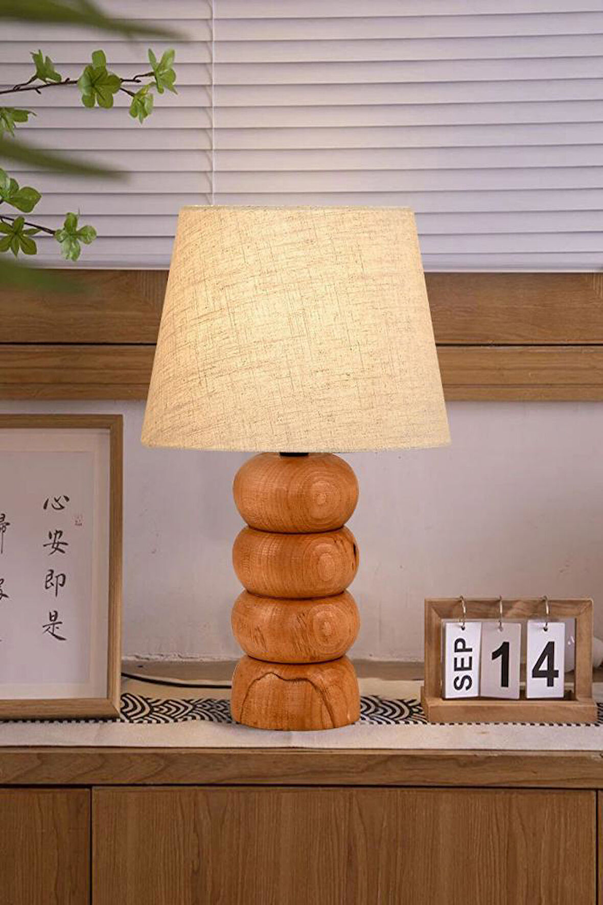 Rika Masif Ahşap Ayaklı Keten Kumaş Başlık Abajur Dekoratif Masa Lambası