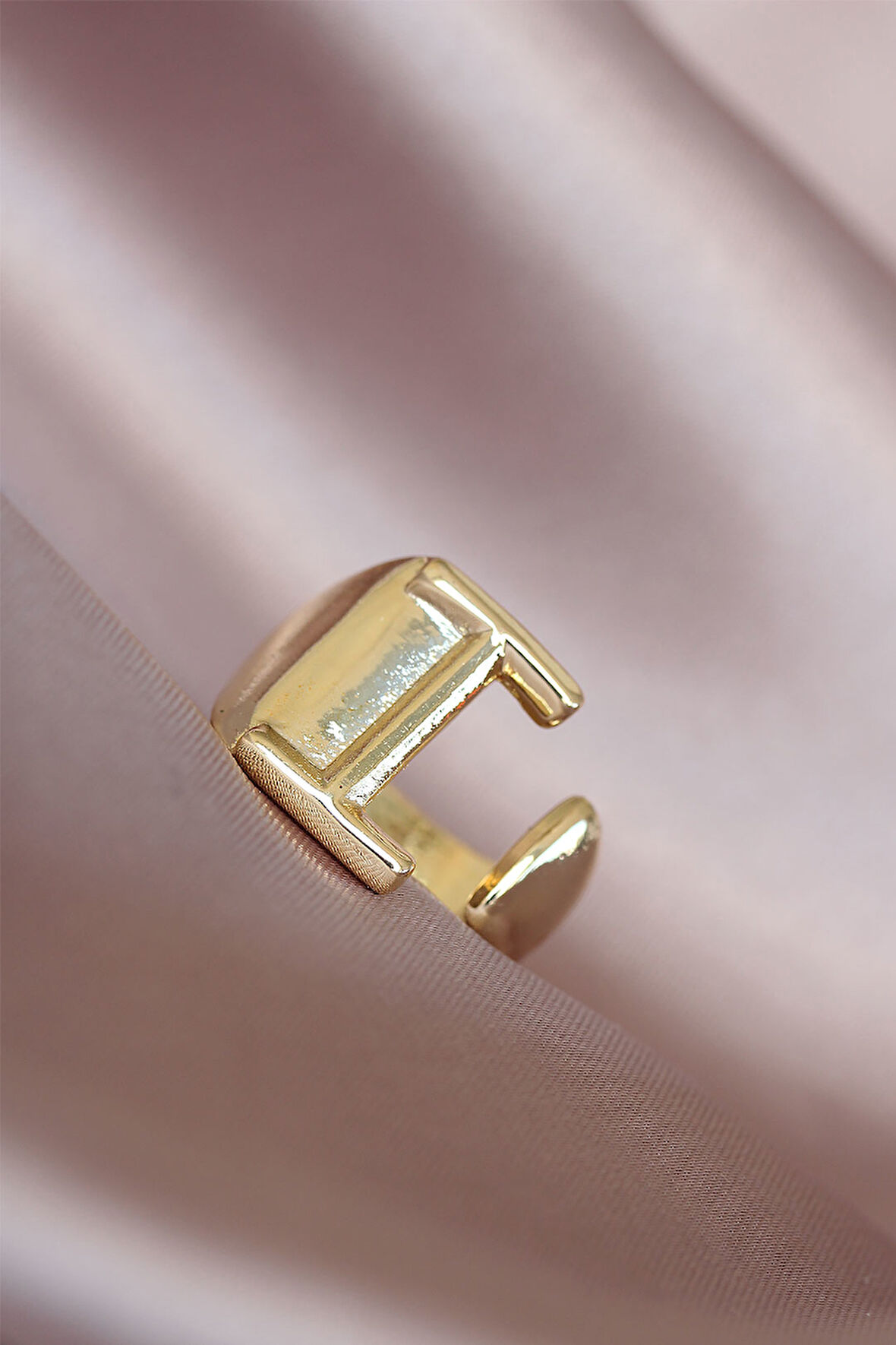 I Harfli Altın Renk Ayarlamalı Metal Kadın Yüzük