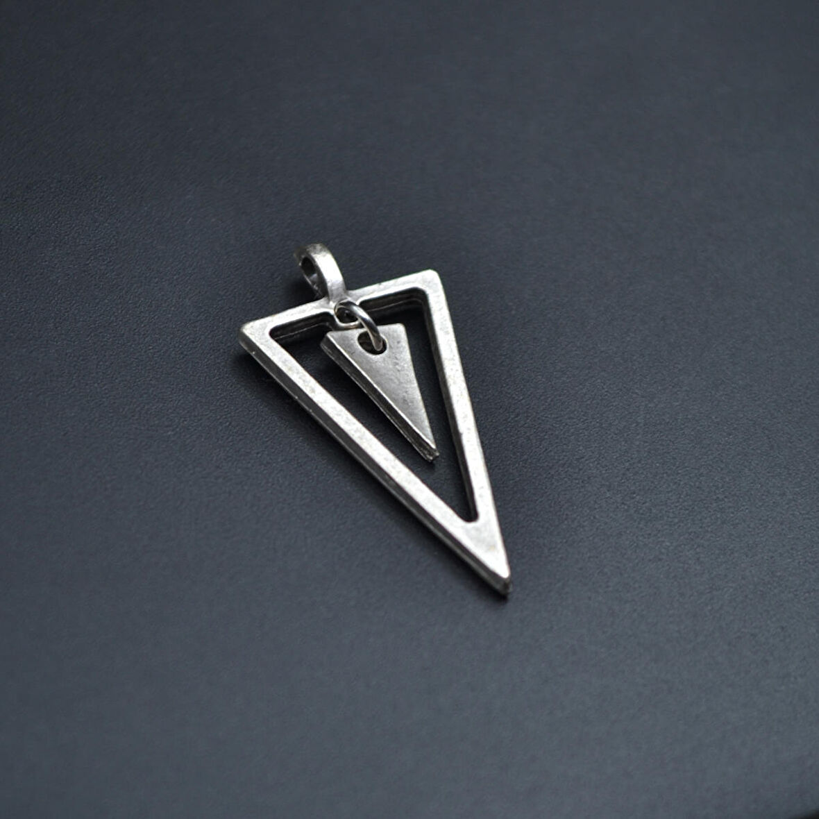 Sallantılı Üçgen Kolye Ucu - Antik Gümüş Kaplama - Kod:281