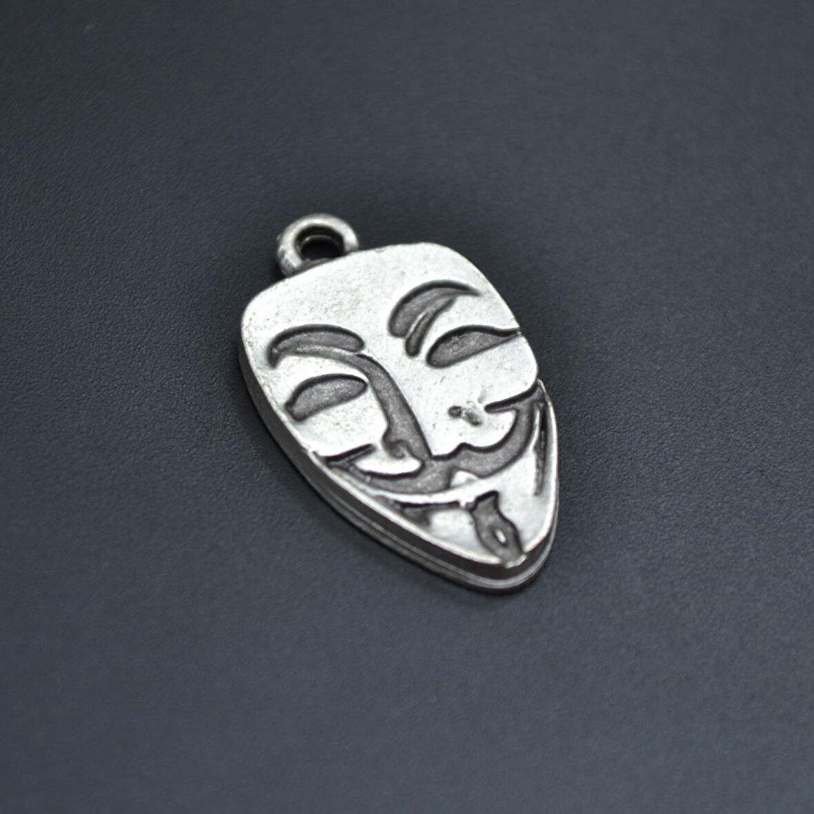 V For Vendetta Kolye Ucu - Antik Gümüş Kaplama - Kod:50
