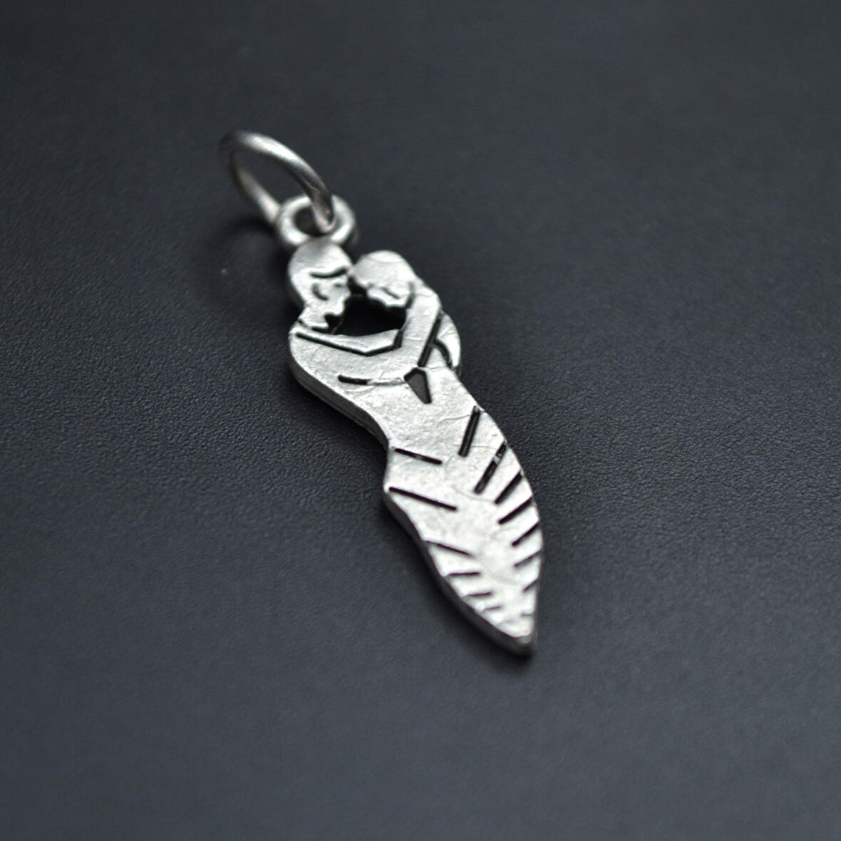 Sarılan Sevgili - Söz Kolye Ucu - Antik Gümüş Kaplama - Kod:8