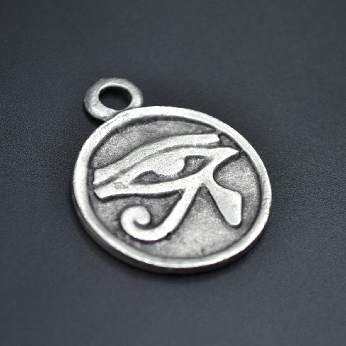 Ra'nın Gözü Madalyon Kolye Ucu - Antik Gümüş Kaplama - Kod:40