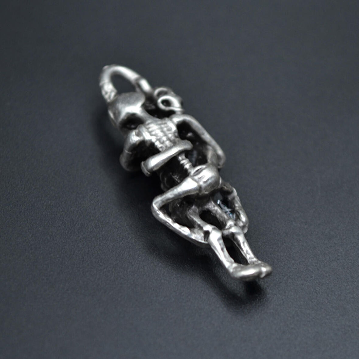 Sarılan İskelet Kolye Ucu - Antik Gümüş Kaplama - Kod:174