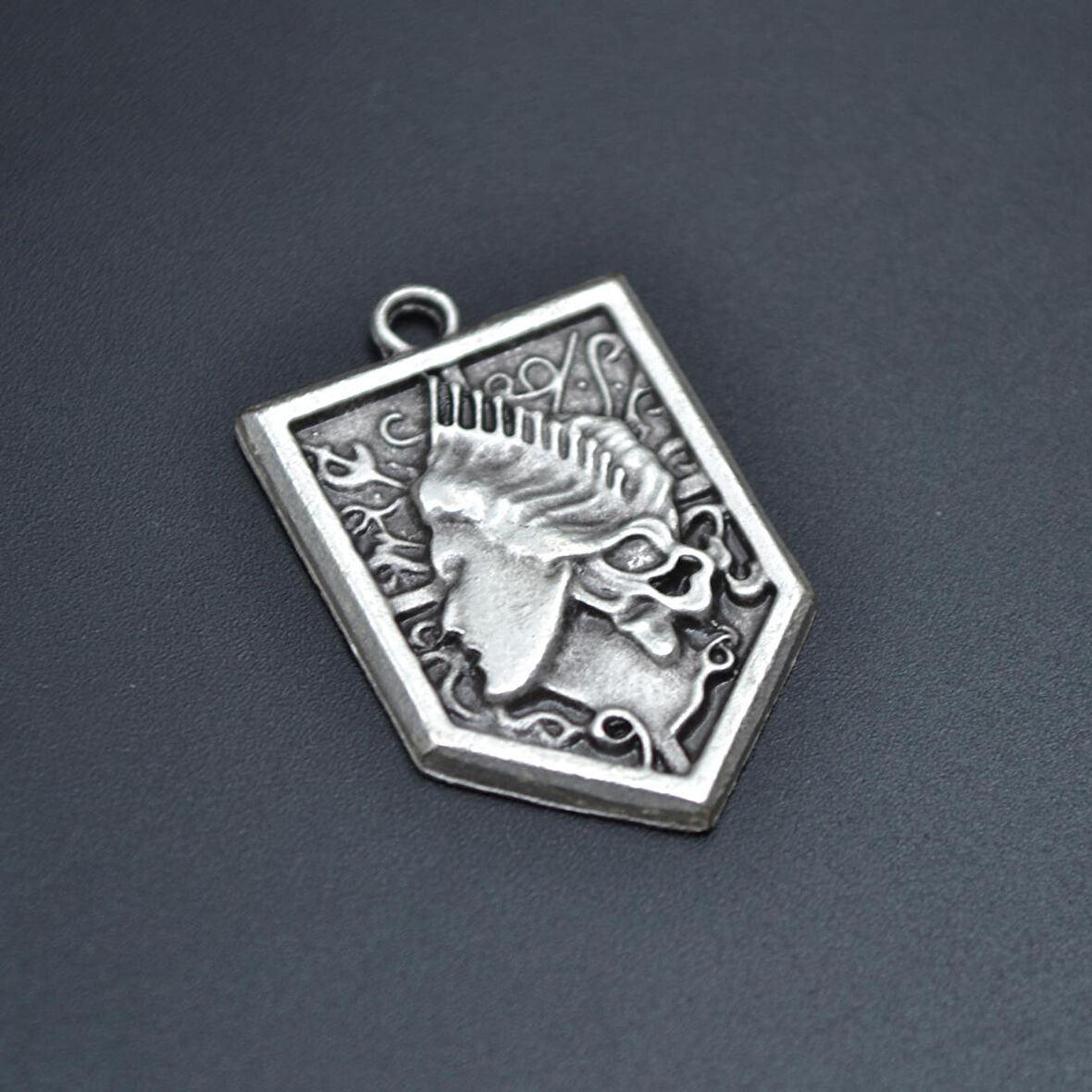 Anime Attack On Titan Sina Kolye Ucu - Antik Gümüş Kaplama - Kod:72