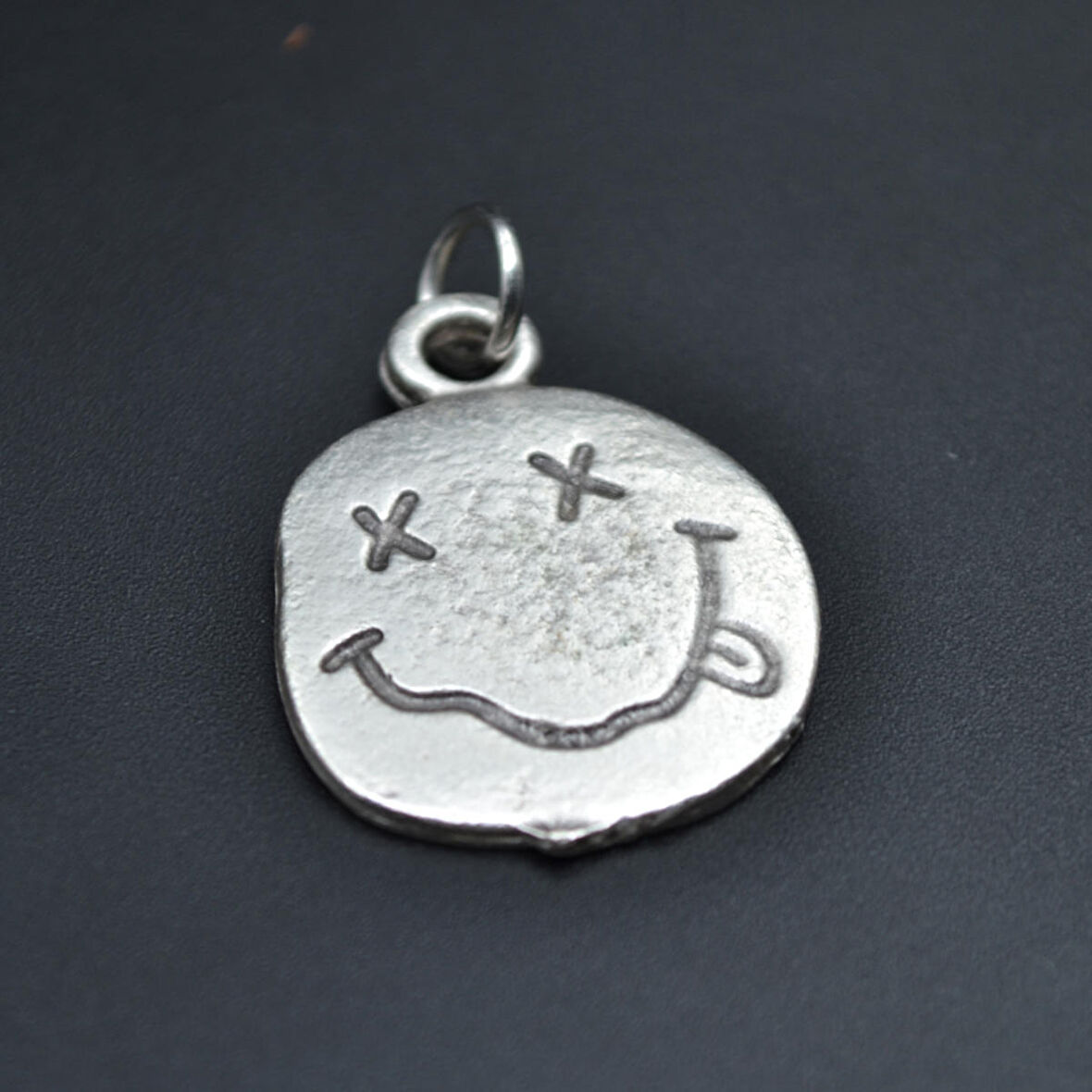 Nirvana - Gülen Yüz Kolye Ucu - Antik Gümüş Kaplama - Kod:13