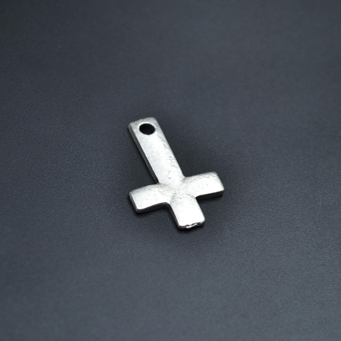 Minimal Ters Haç Kolye Ucu - Antik Gümüş Kaplama - Kod:83