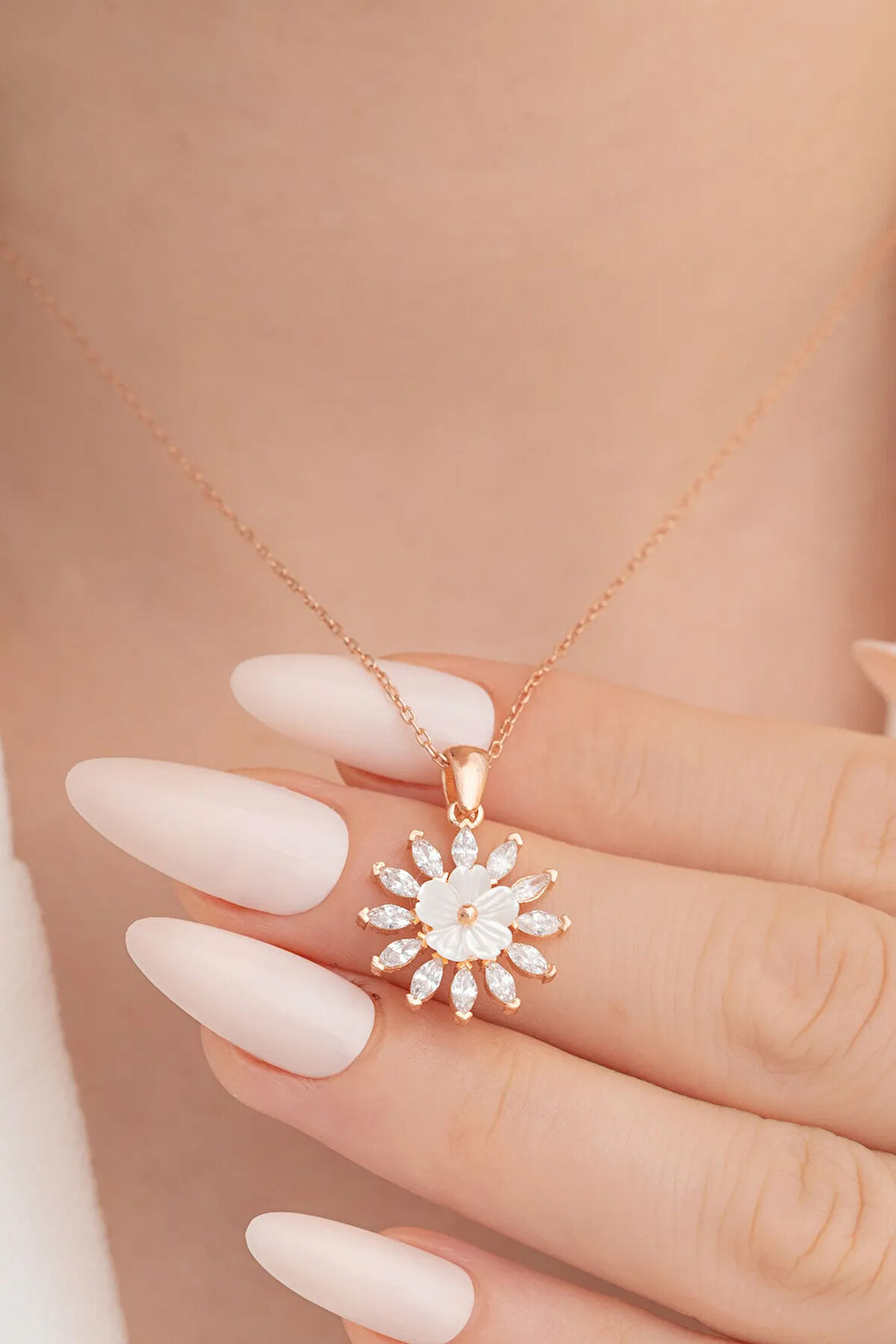 Zirkon Taşlı Rose Manolya Çiçeği Model 2 Kadın Gümüş Kolye Gklmnlycck2-ros