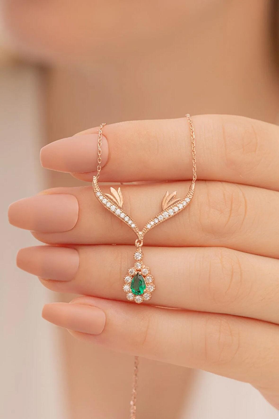 Kadın Gümüş Kolye - 925 Ayar Rose Kaplama Kanatlı Zümrüt Taşlı Damla Model Kadın Kolye