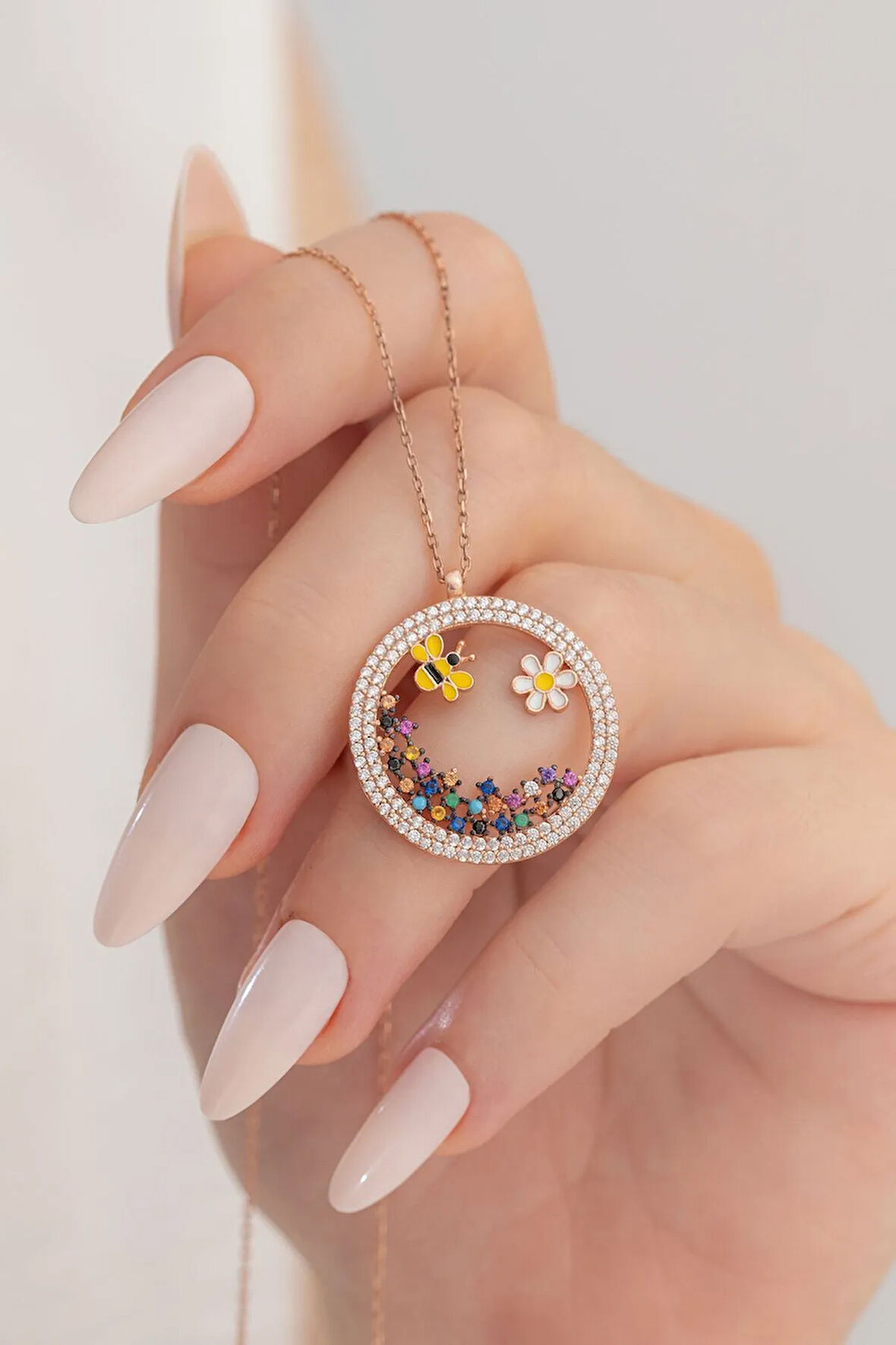 Kadın Gümüş Kolye - Arı Ve Papatya Figürlü Zirkon Taşlı Rose Renk Yuvarlak Model Gümüş Kolye