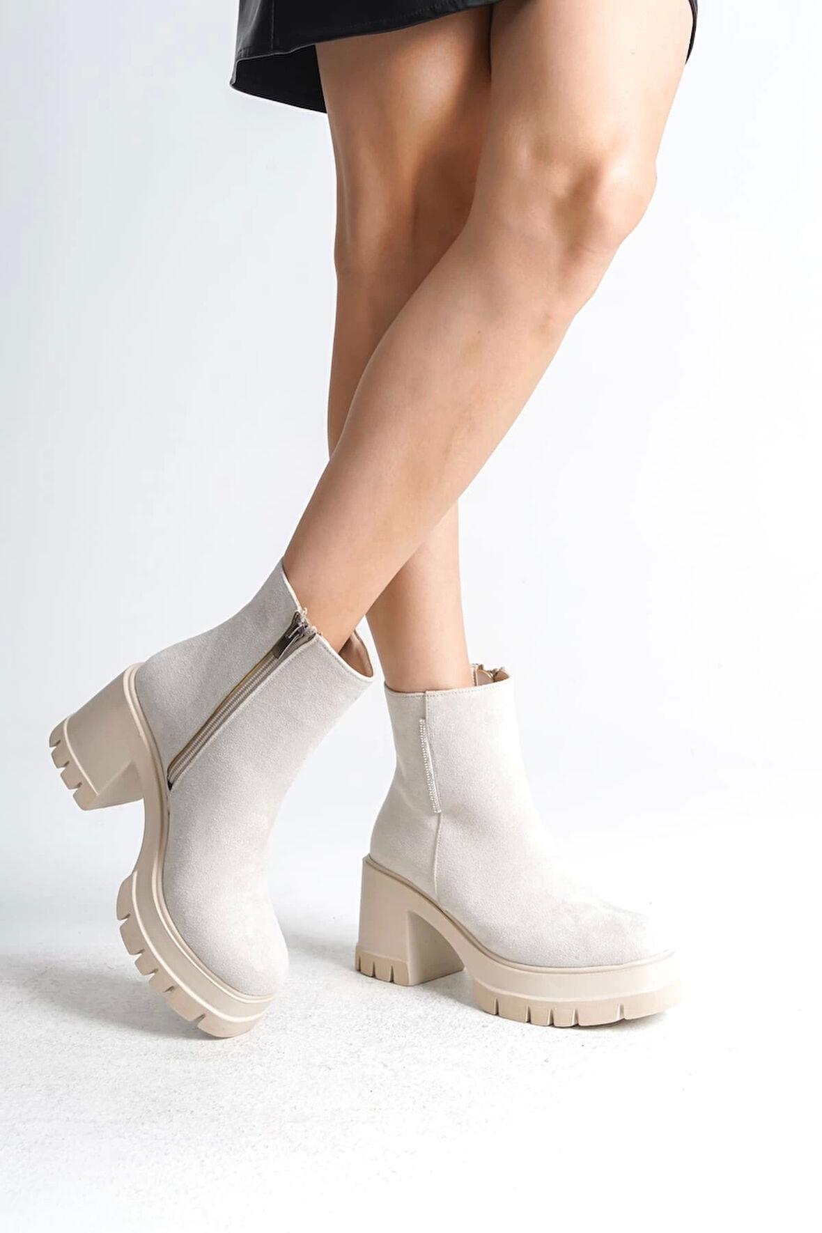 Lısse Fermuarlı Ortopedik Taban Kalın Topuklu Süet Kadın Bot  Kt-  Krem