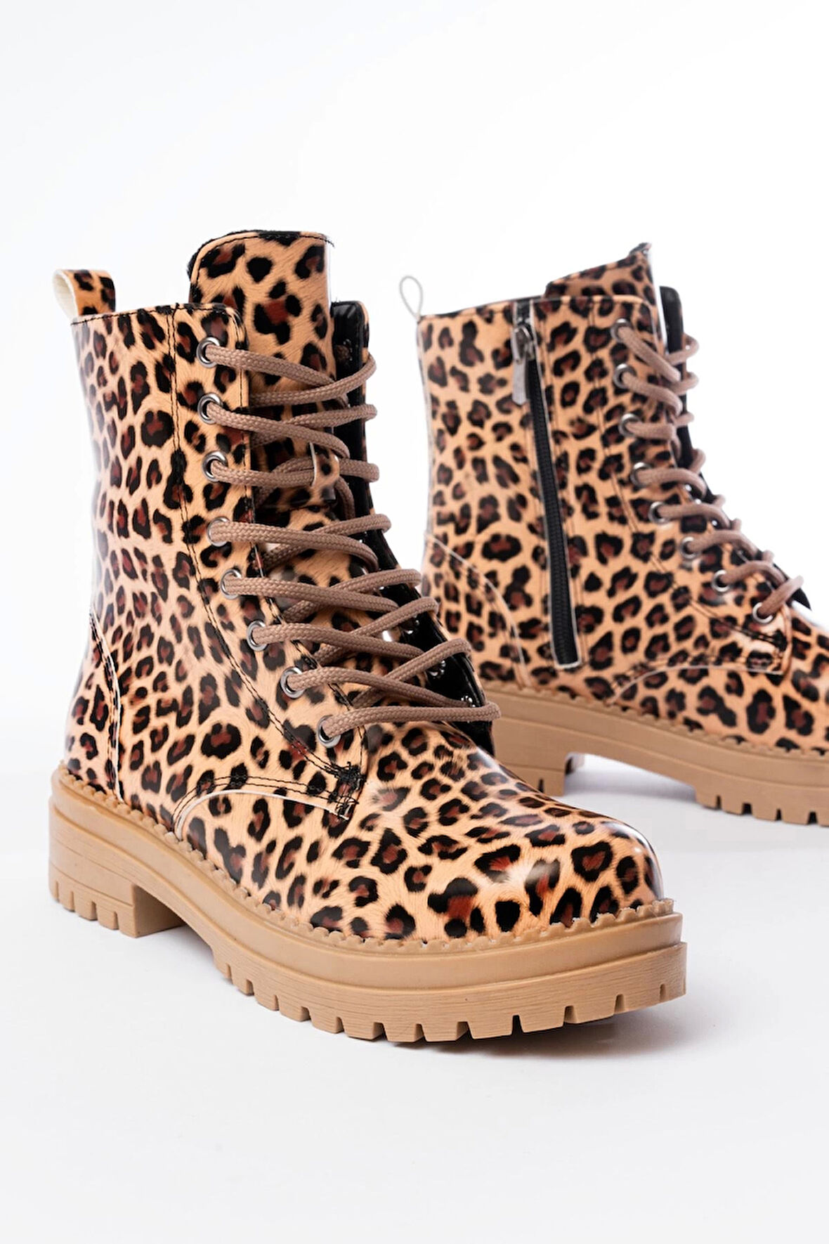 Parlak Leopar Bağcıklı Fermuarlı Günlük Kadın Bot