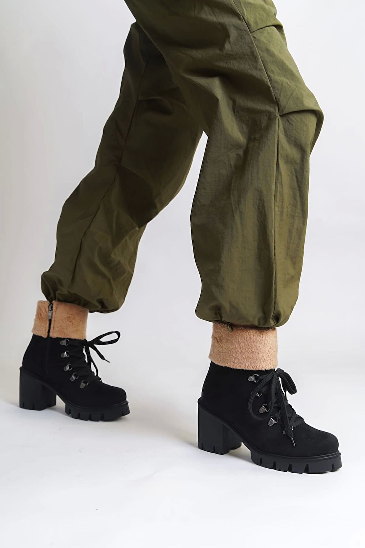 Emma Bağcıklı Fermuarlı Ortopedik Taban Topuklu Kürk Detaylı Süet Kadın Bot St - Siyah