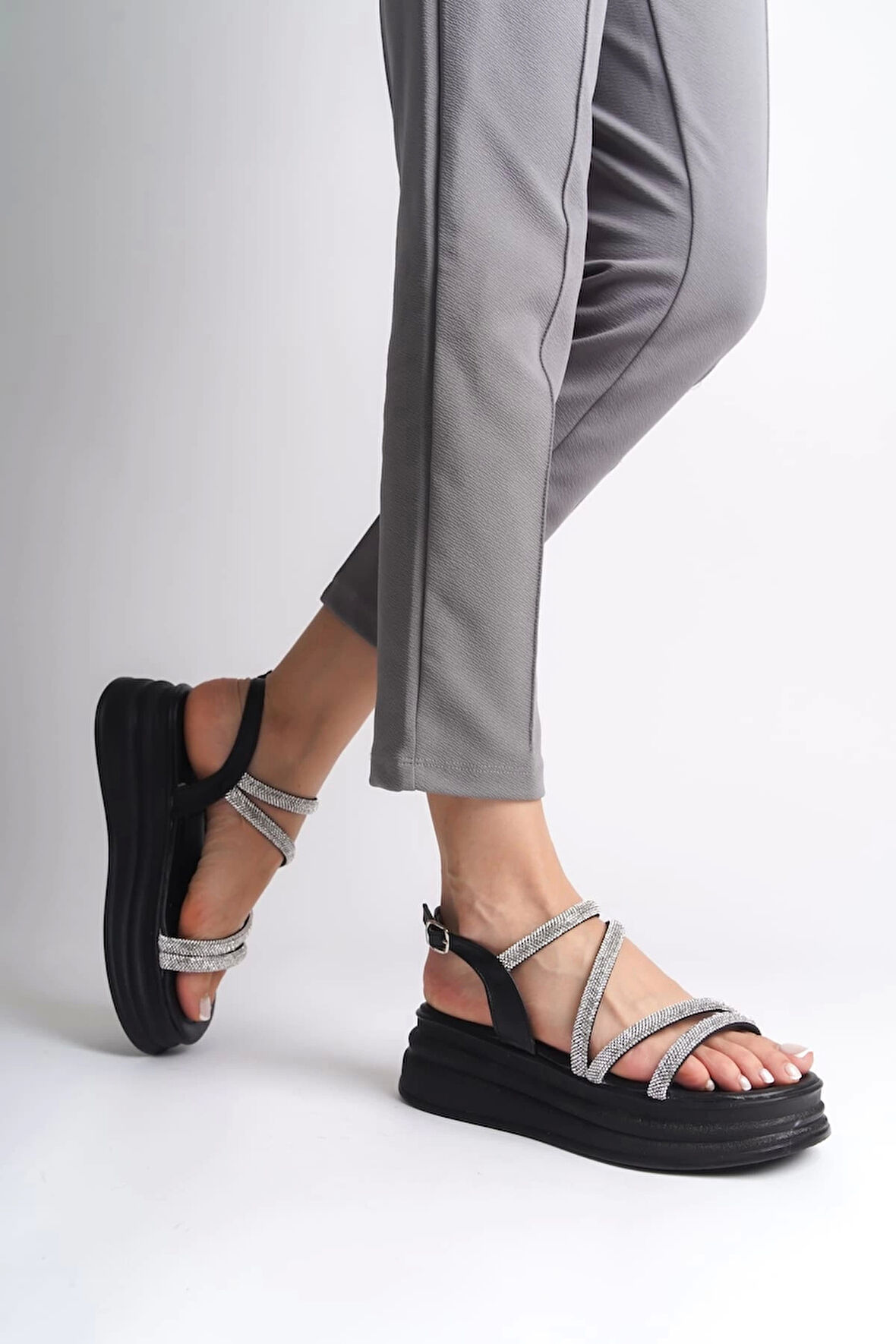 Rıley İnce Tokalı Taşlı Şeritli Ortopedik Taban Kadın Sandalet  St - Siyah