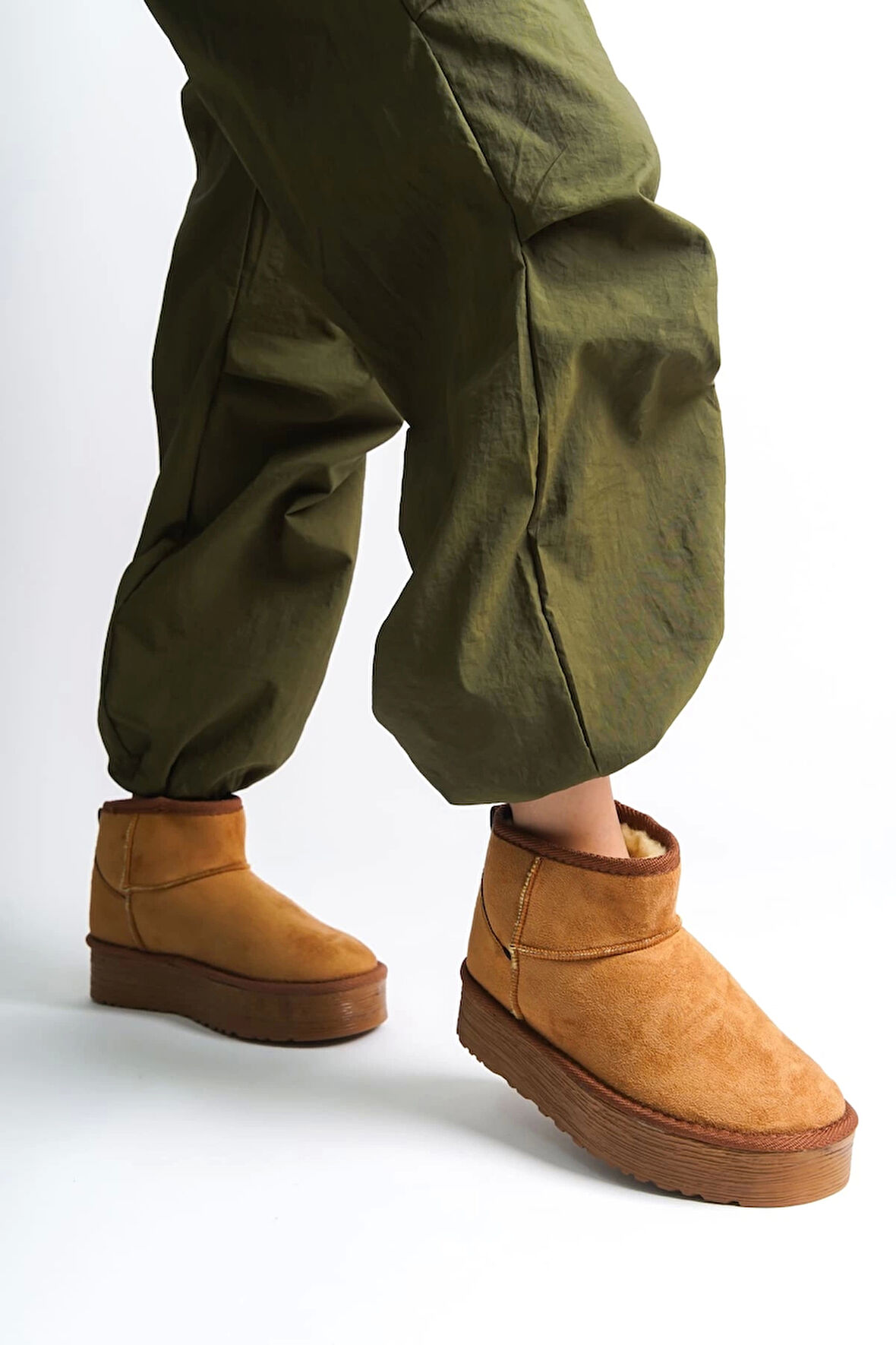 Amelıa Bağcıksız Düz Ve Kalın Taban İçi Kürklü Kısa Süet Kadın Bot  Tt - Taba