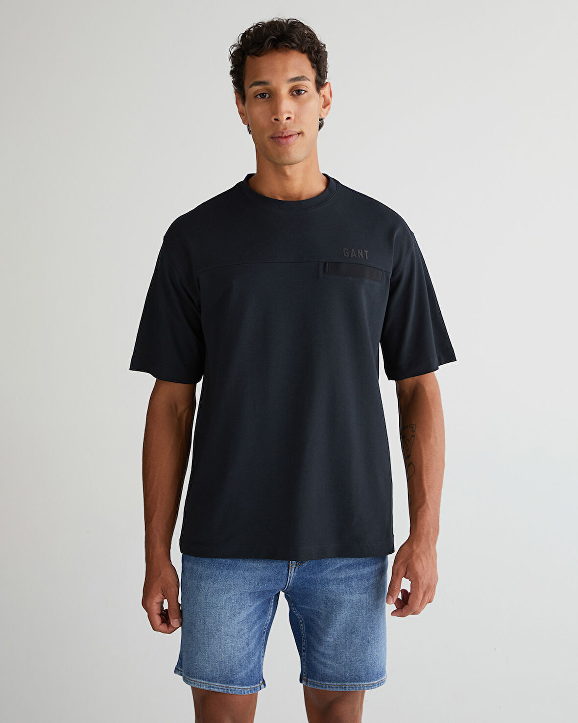 GANT Erkek Siyah Relaxed Fit Bisiklet Yaka Logolu T-Shirt