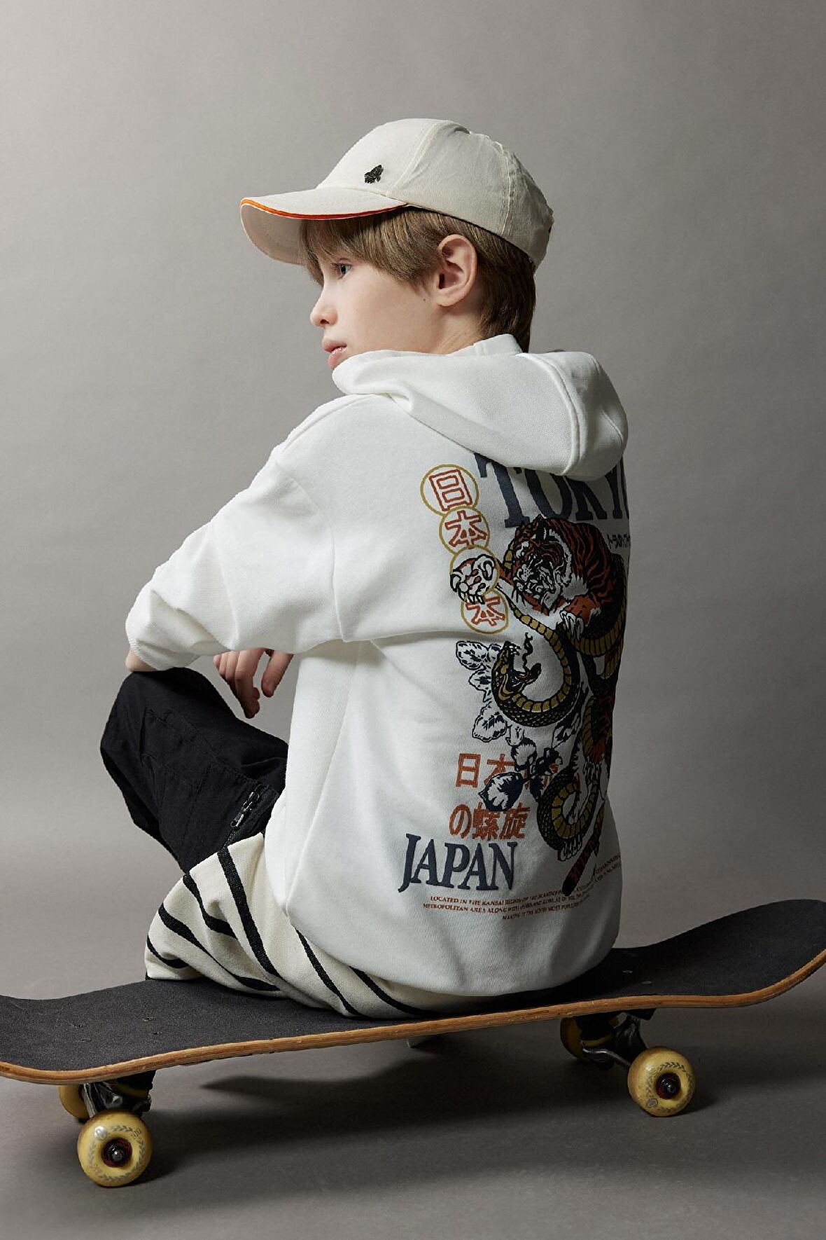 DeFacto Erkek Çocuk Oversize Geniş Kalıp Kapüşonlu Sırt Baskılı Sweatshirt D8495A825SPWT32