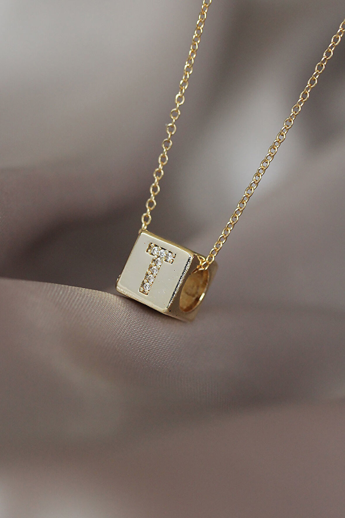 Gold Renkli Küp Model Zirkon Taşlı T Harfli Kolye