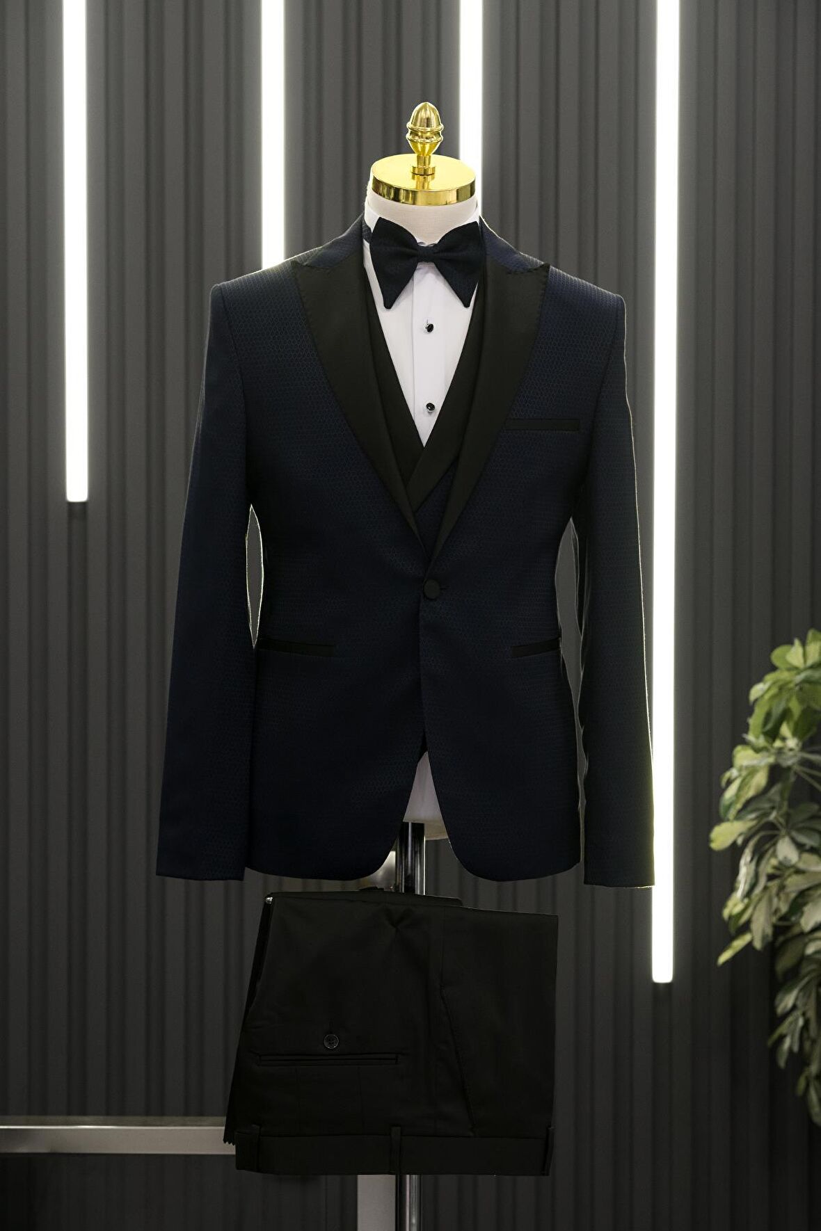 Slimfit (Skinny Kesim) Desenli Sivri Sabit Yaka Yelekli Papyonlu Smokin Takım Elbise